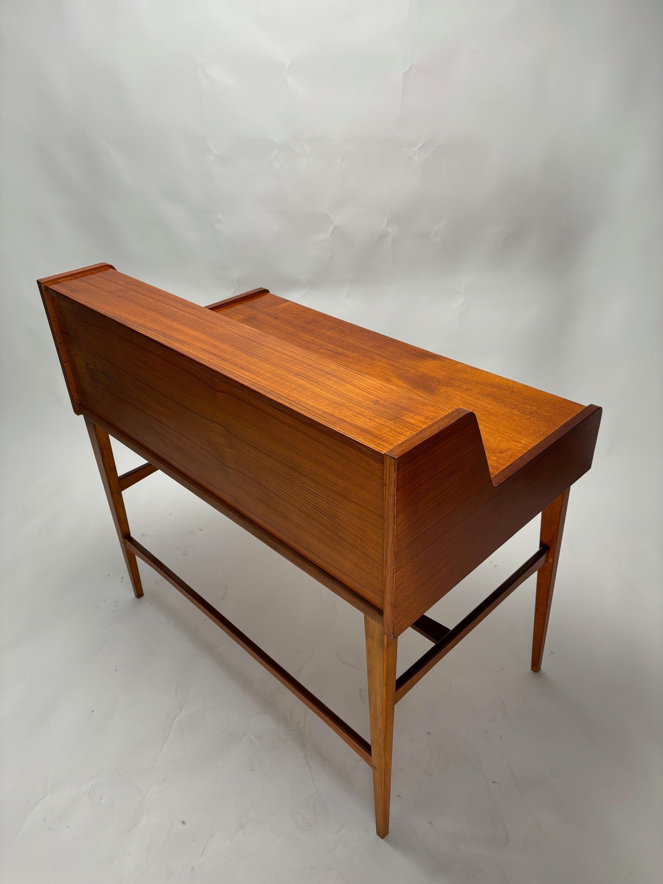 Metà XX secolo Scrivania danese di metà secolo in legno, design anni '60 in vendita