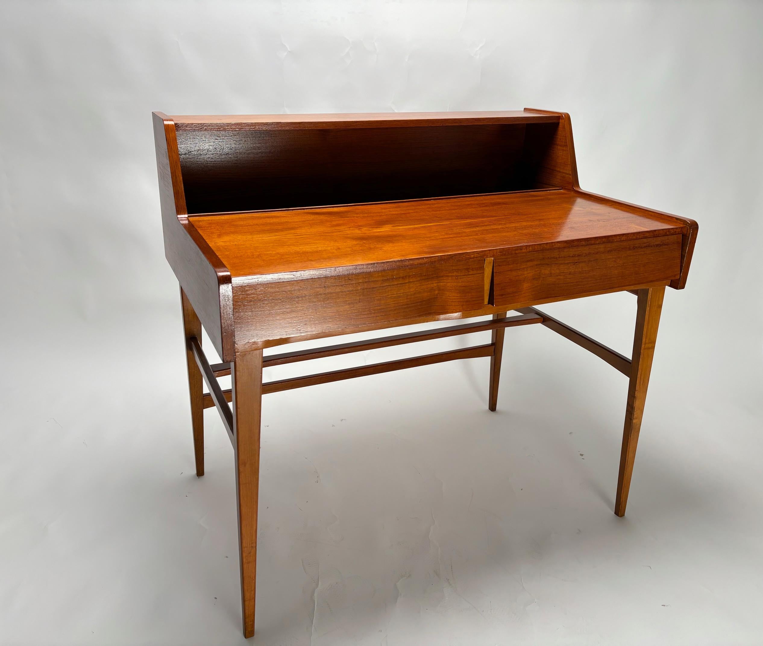 Teak Scrivania danese di metà secolo in legno, design anni '60 in vendita