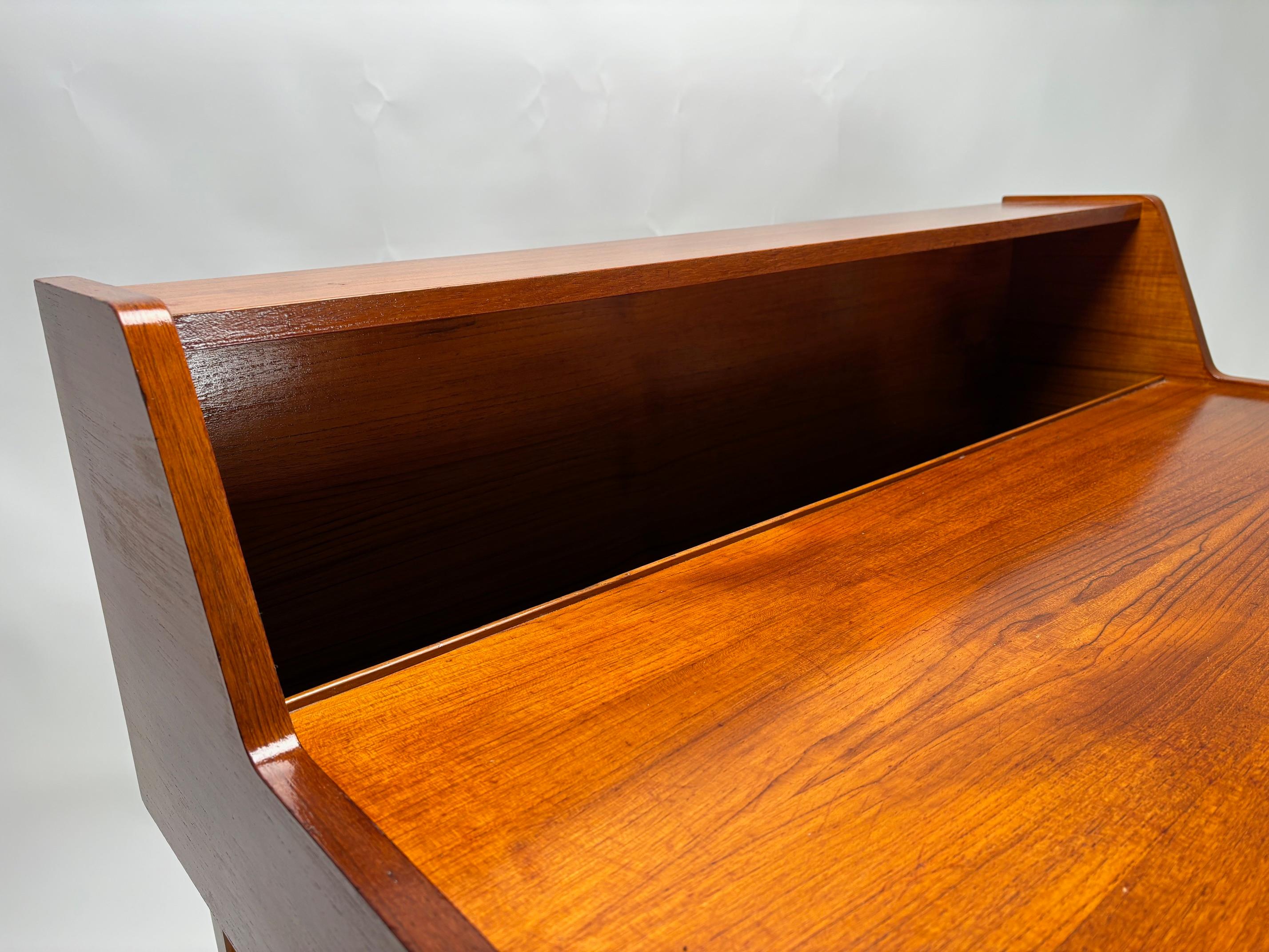 Scrivania danese di metà secolo in legno, design anni '60 in vendita 1