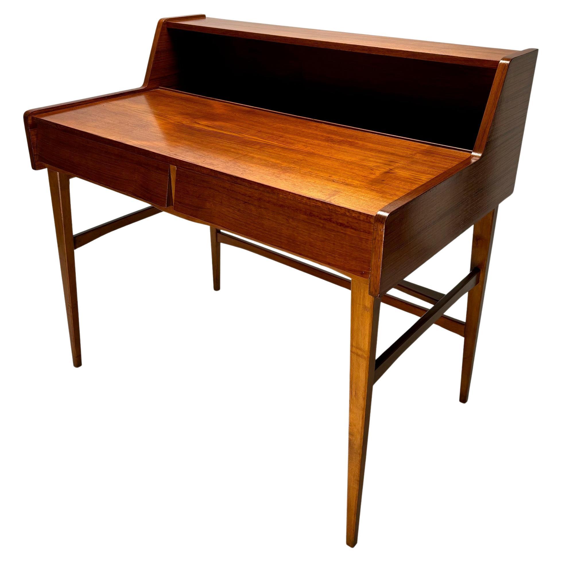 Escritorio danés de madera de mediados de siglo, diseño de los años 60