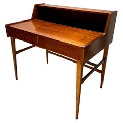 Escritorio danés de madera de mediados de siglo, diseño de los años 60