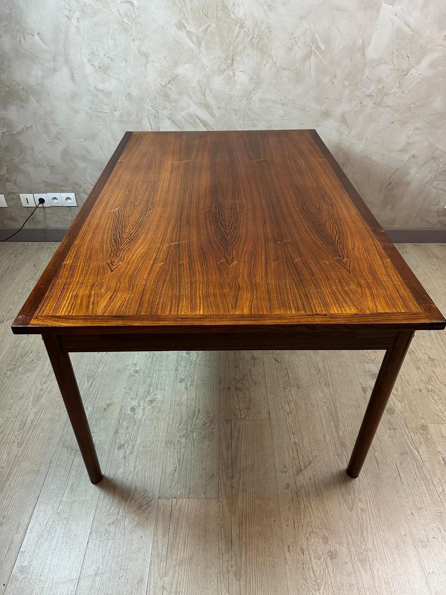Bois Table de salle à manger extensible en bois danoise du milieu du siècle, années 1950