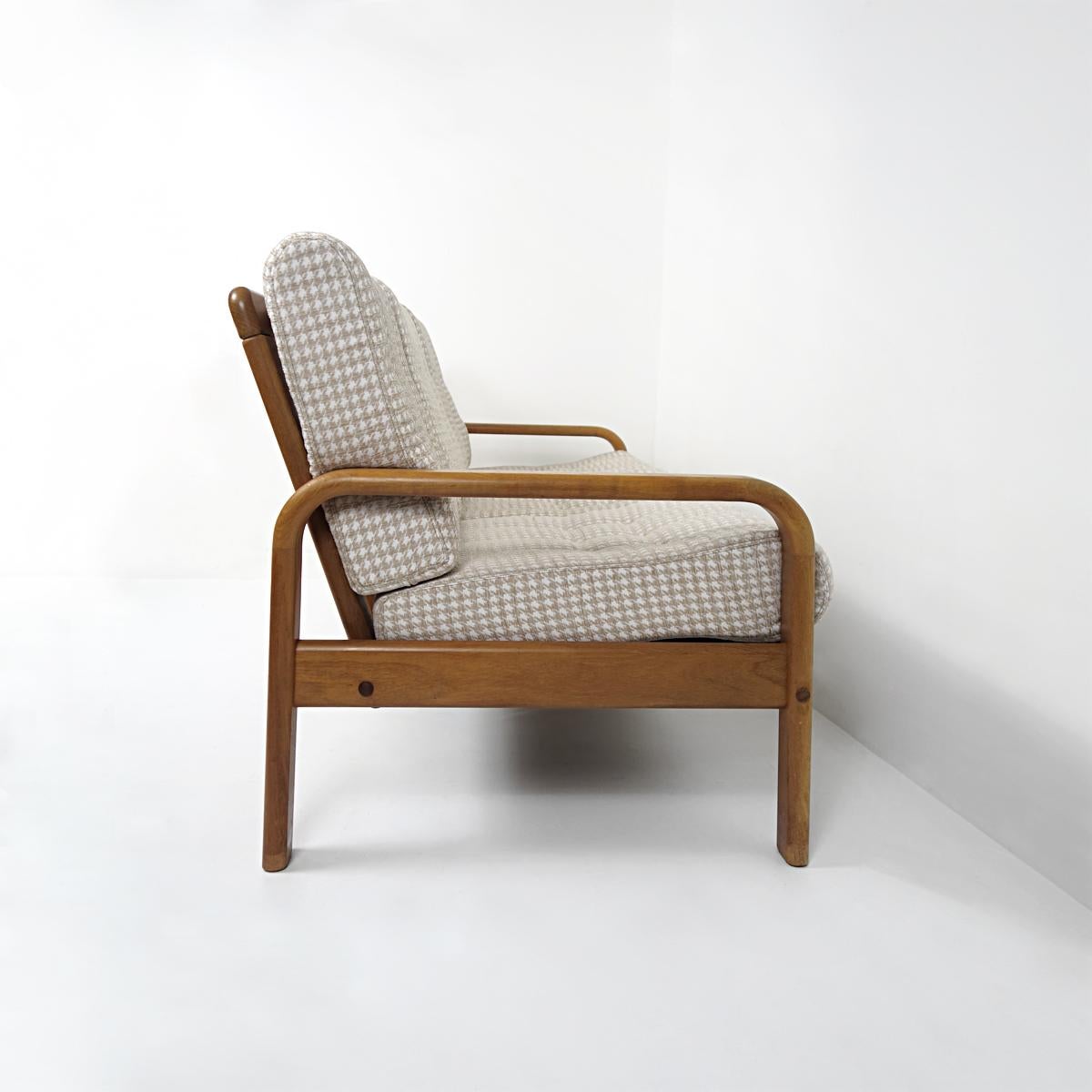 Mid-Century Danish Wooden Sofa Reupholstered in Houndstooth Fabric In Good Condition In Doornspijk, NL