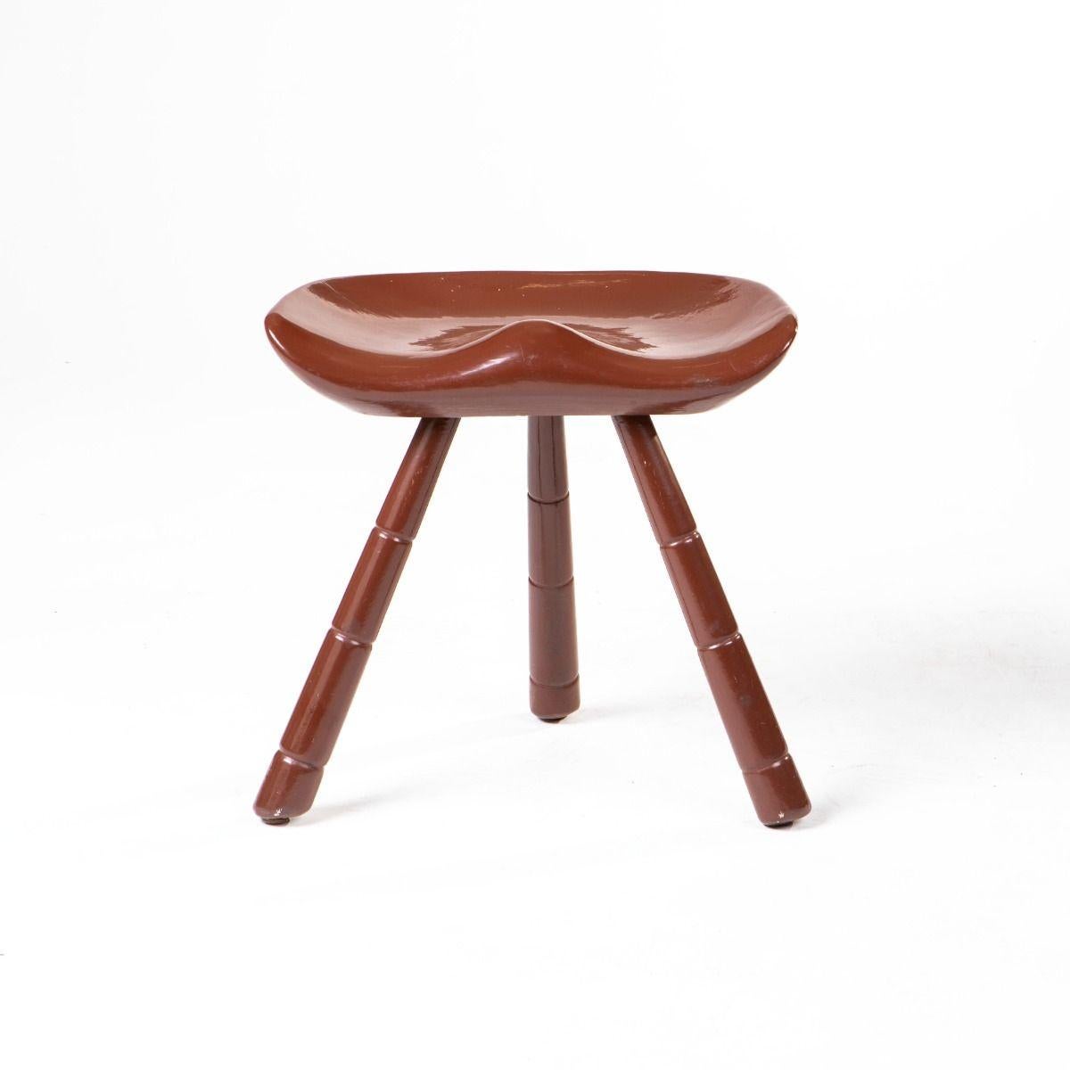 Design danese.
Sgabello con seduta a forma di sella in legno massiccio, sollevato su tre gambe strombate con scanalature intagliate. Rifinito con una calda lacca marrone-rossa.
Attribuito a A. Ove Hovmand Olsen.