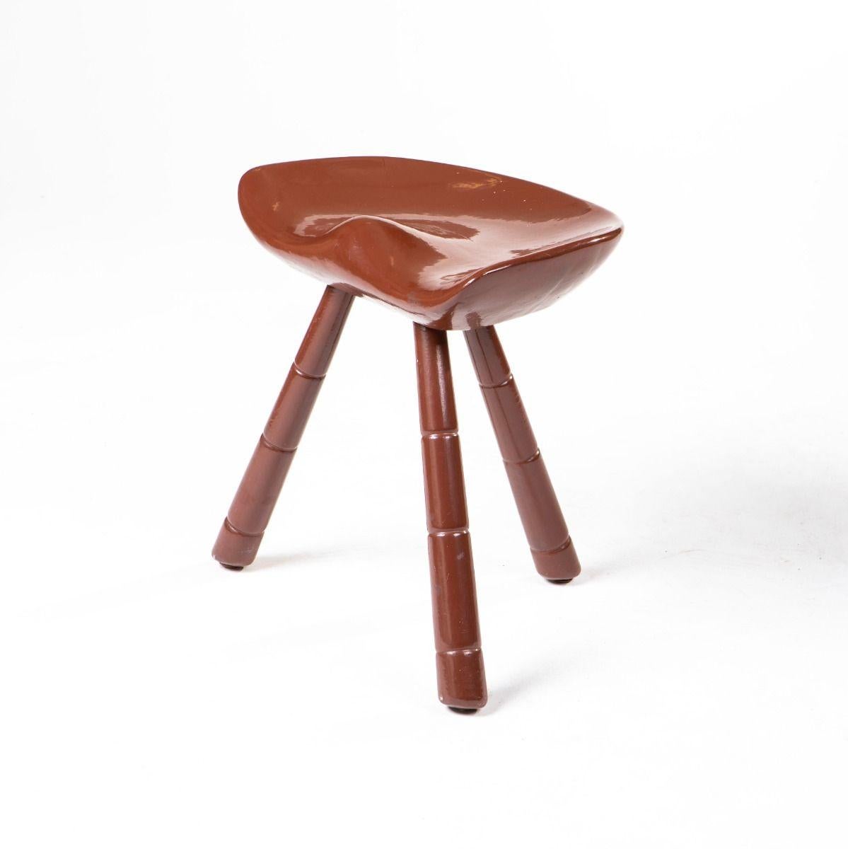 Altro Sgabello danese di metà secolo in legno con seduta a sella e laccatura in terracotta in vendita