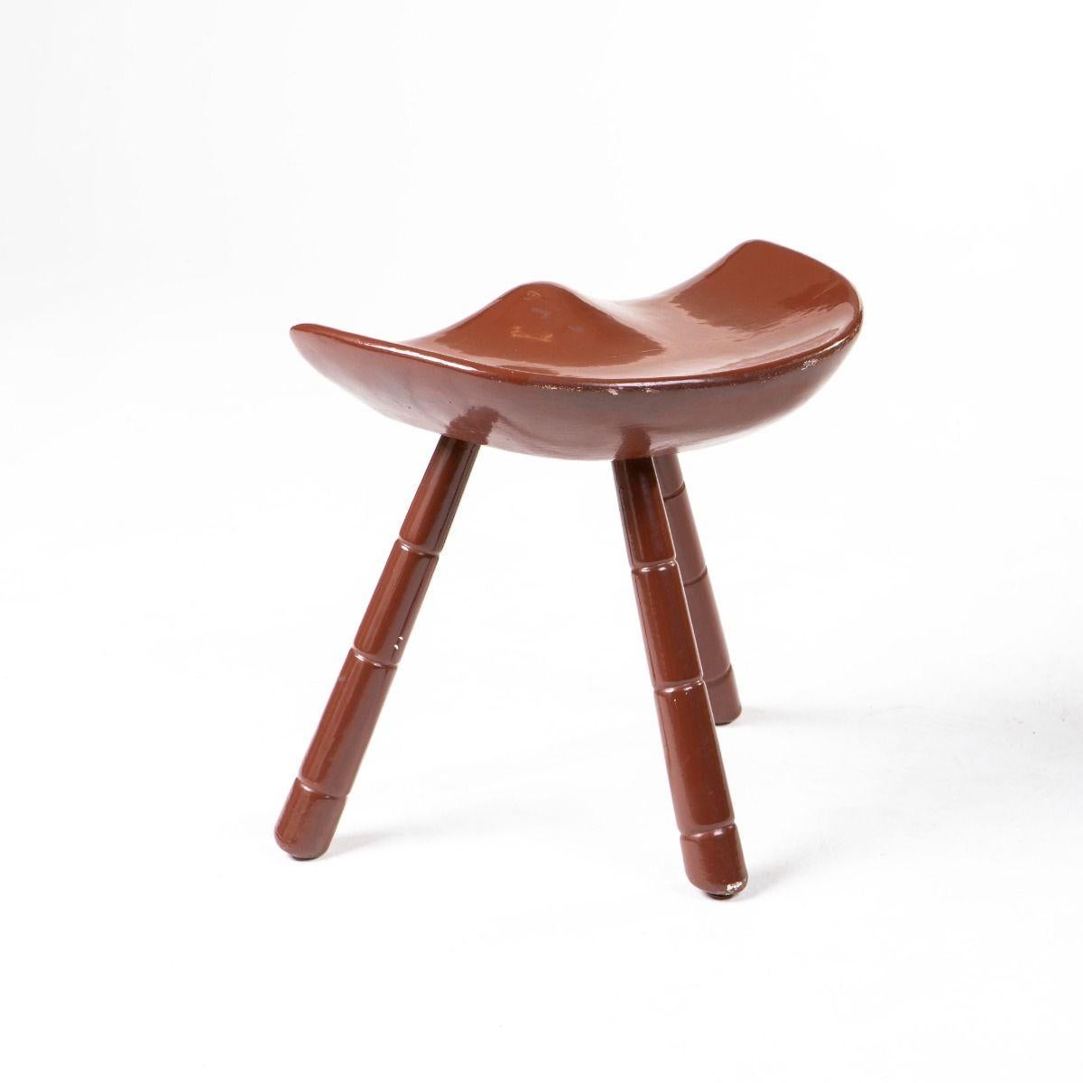 Danese Sgabello danese di metà secolo in legno con seduta a sella e laccatura in terracotta in vendita