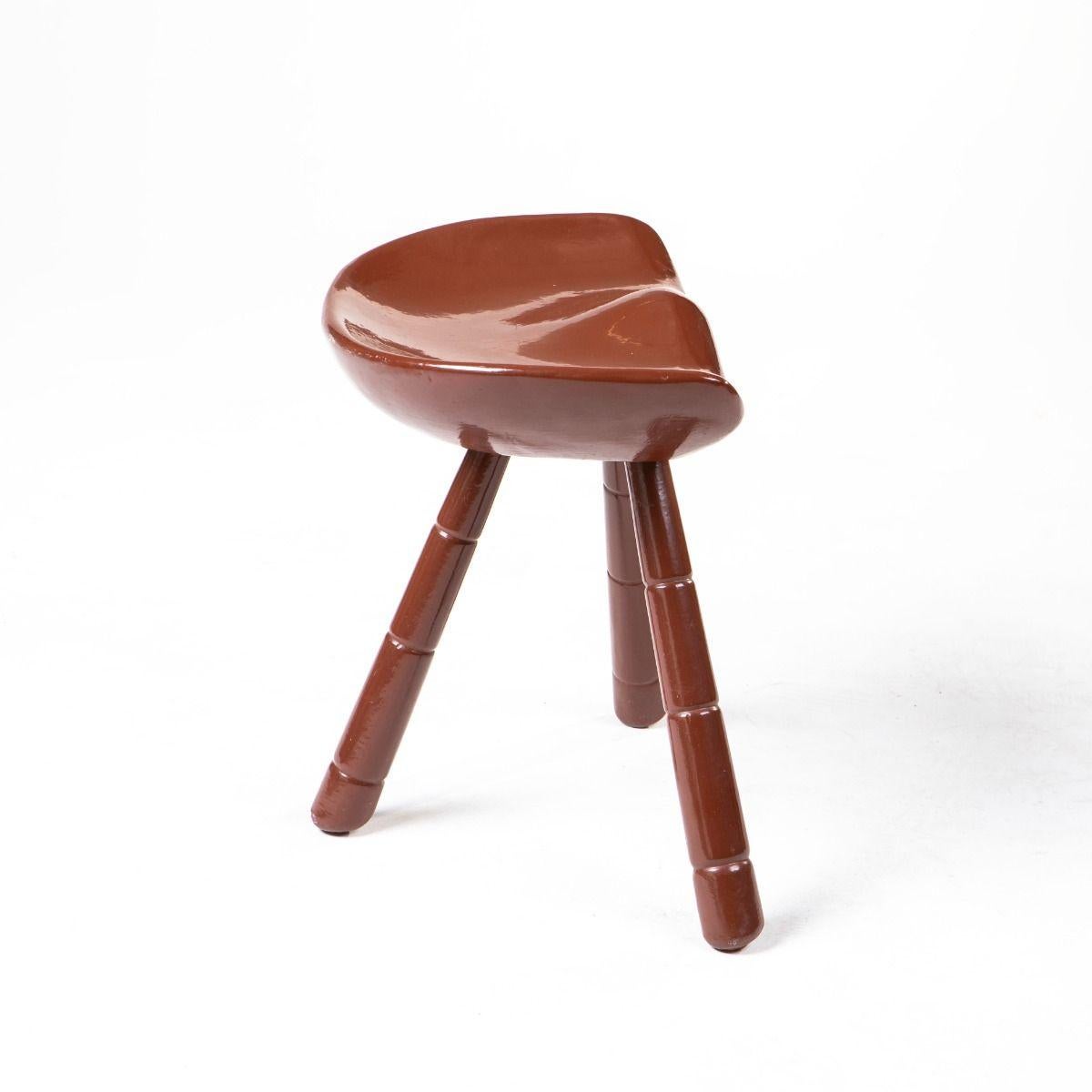 Laccato Sgabello danese di metà secolo in legno con seduta a sella e laccatura in terracotta in vendita