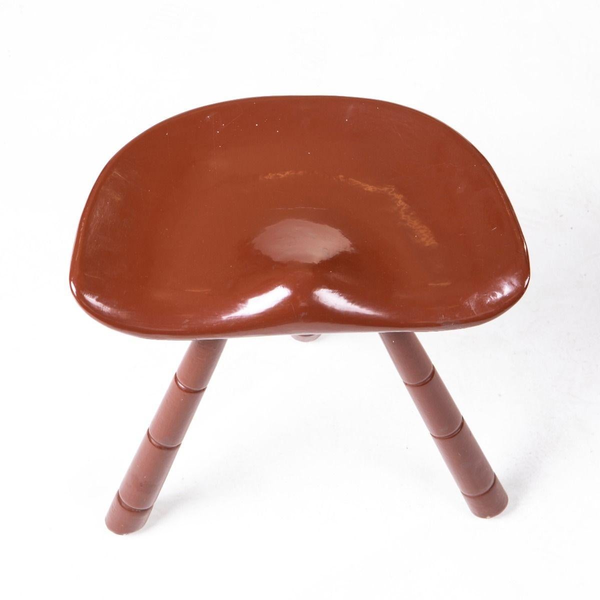 Sgabello danese di metà secolo in legno con seduta a sella e laccatura in terracotta In condizioni buone in vendita a Kastrup, DK