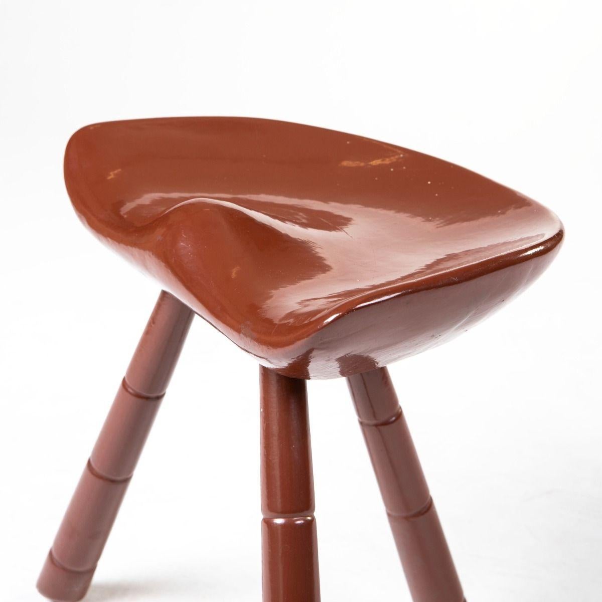 XX secolo Sgabello danese di metà secolo in legno con seduta a sella e laccatura in terracotta in vendita