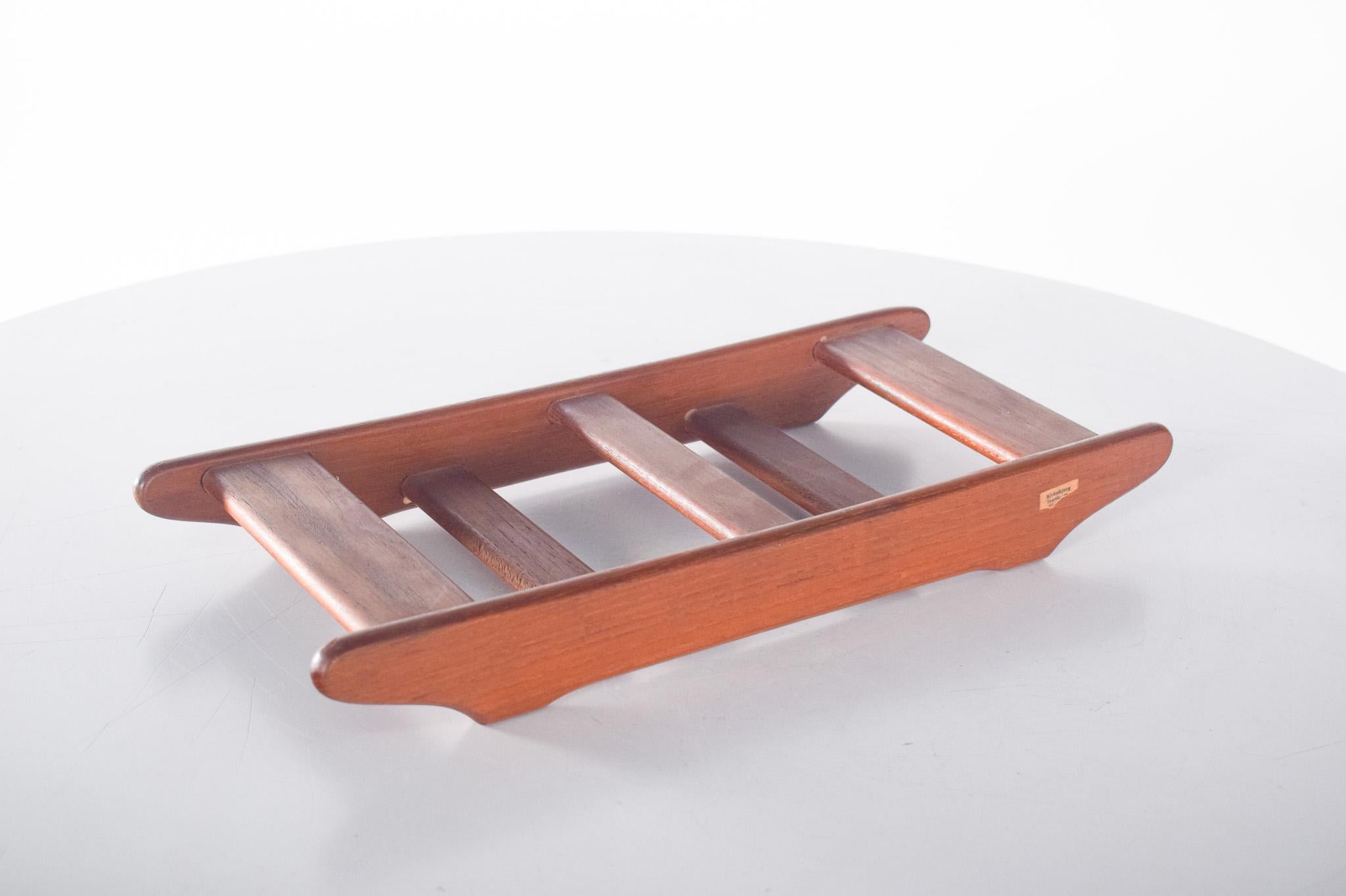 Support en bois pour les verres à apéritif. Conçue pour accueillir de petits bols à grignoter. Il a une structure rectangulaire avec des barres horizontales arrondies qui permettent aux conteneurs de s'y loger en toute sécurité. Les extrémités