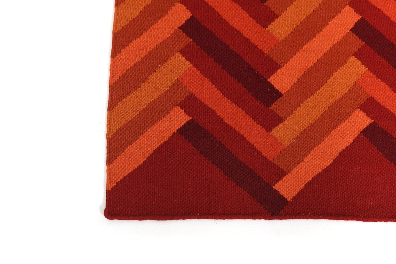 Very nice Danish kilim mid-century with chevron shape in a declination of red /orange tones. Excellent condition, no stain or wear.