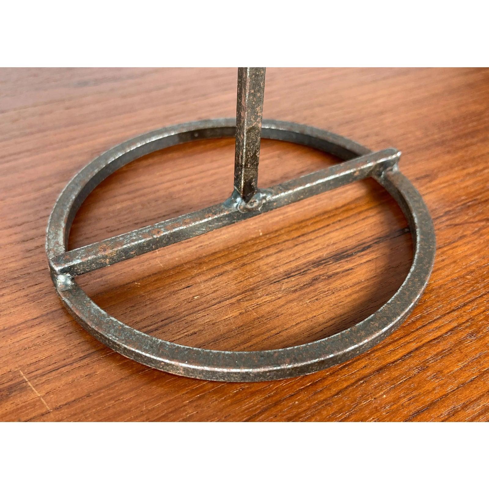 Lámpara danesa de sobremesa de hierro forjado y cristal de mediados de siglo, años 60 en venta 4