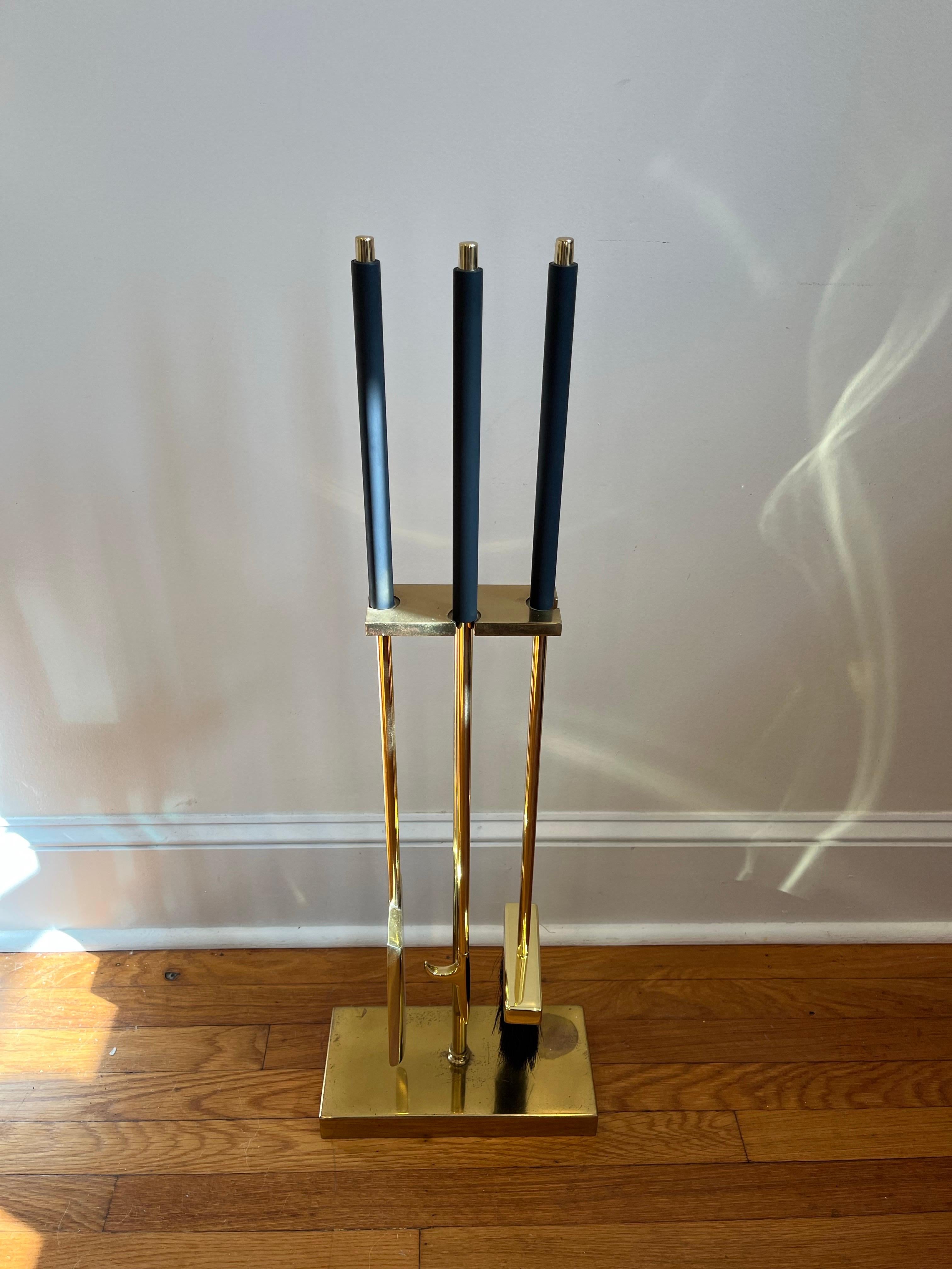 Mid-Century moderno Strumenti per caminetto in ottone e smalto di Danny Alessandro, metà del secolo scorso in vendita