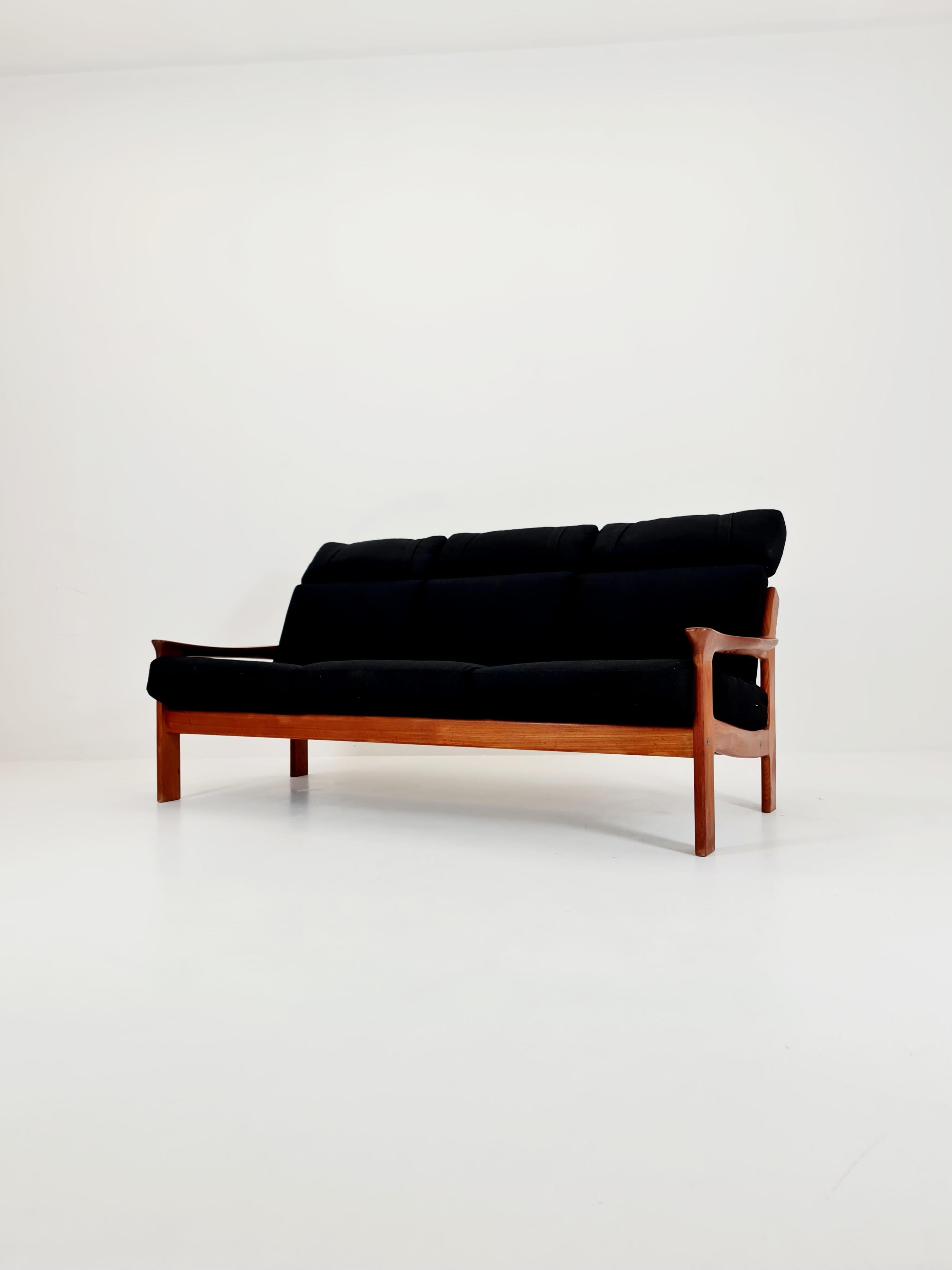 Dansih di metà secolo  Divano a 3 posti in teak, anni '60

Anno di progettazione: 1960s 

Stile: vintage, moderno danese 

Sono disponibili anche una sedia e un divano a 2 posti abbinati. 

È in ottime condizioni. Tuttavia, come per tutti gli