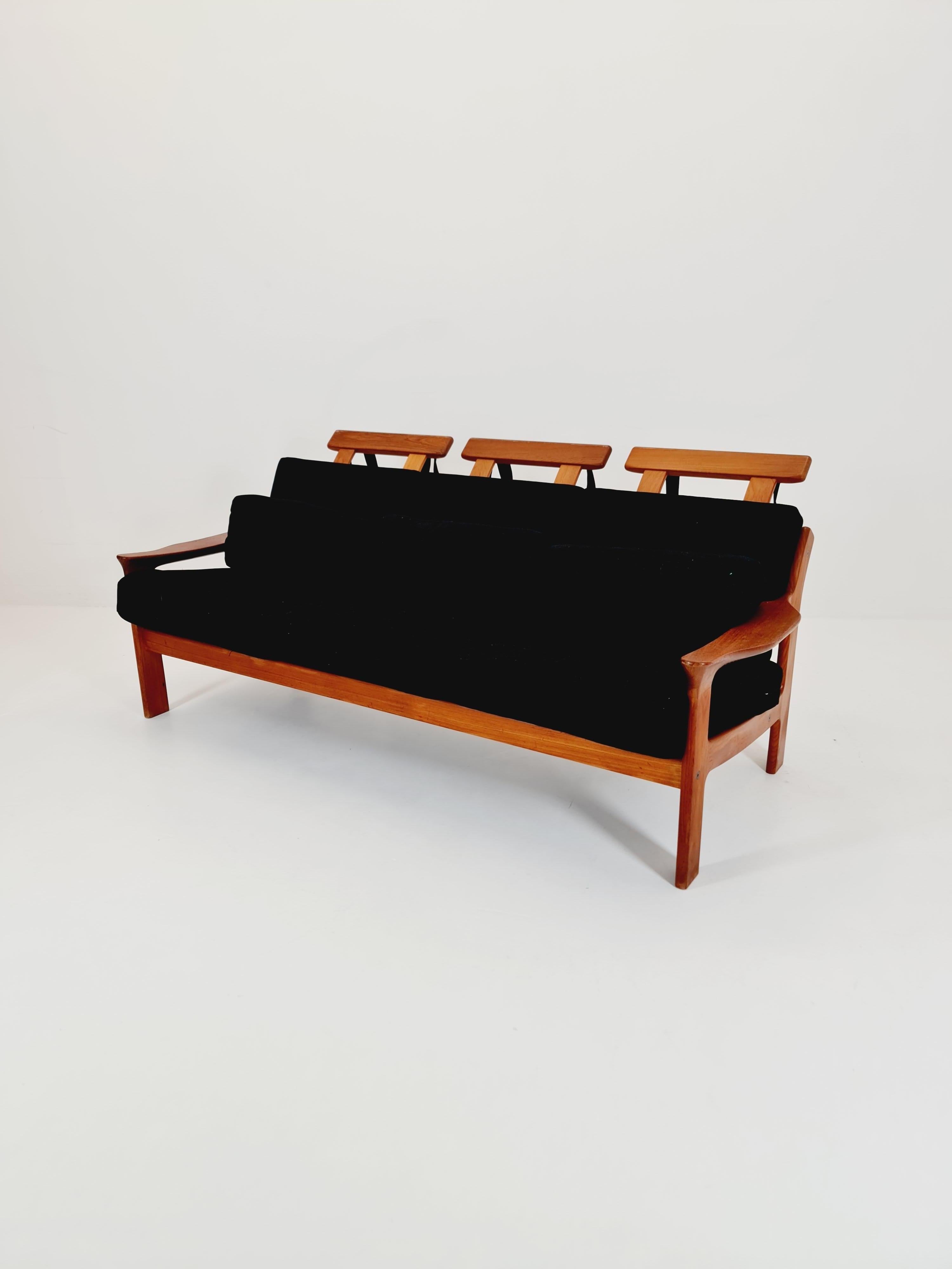 Danese Dansih di metà secolo  Divano a 3 posti in teak, anni '60 in vendita