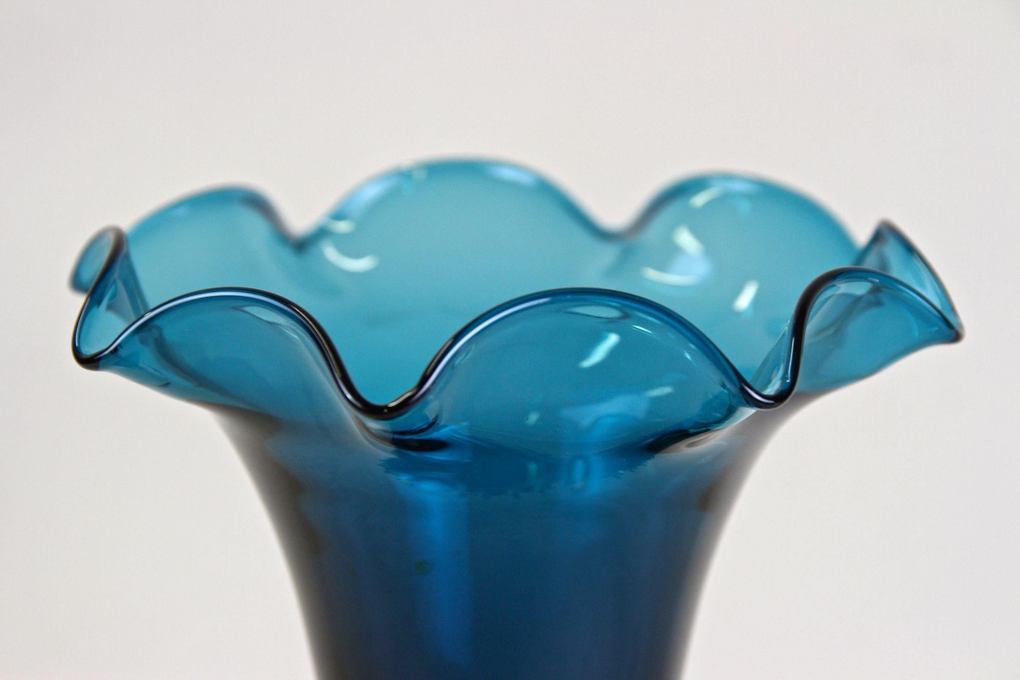 Midcentury Dark Blue Murano Glass Vase, Mouthblown, Italy, circa 1960 In Excellent Condition In Lichtenberg, AT