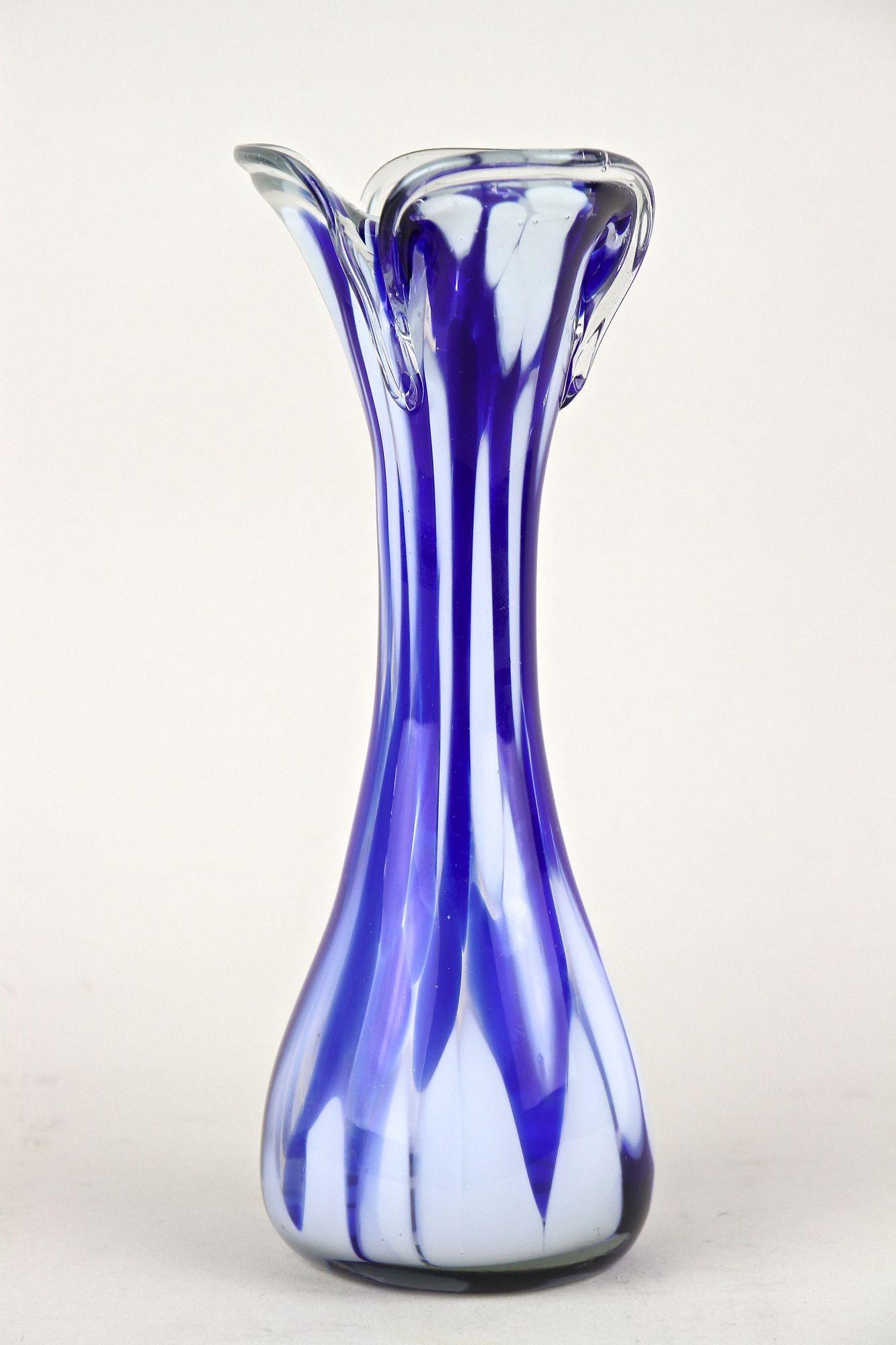 Vaso in vetro di Murano di metà secolo, blu scuro e bianco, Italia, 1970 ca. in vendita 2