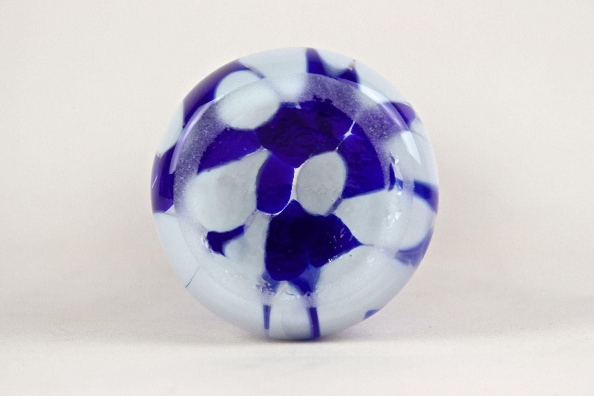 Vaso in vetro di Murano di metà secolo, blu scuro e bianco, Italia, 1970 ca. in vendita 4