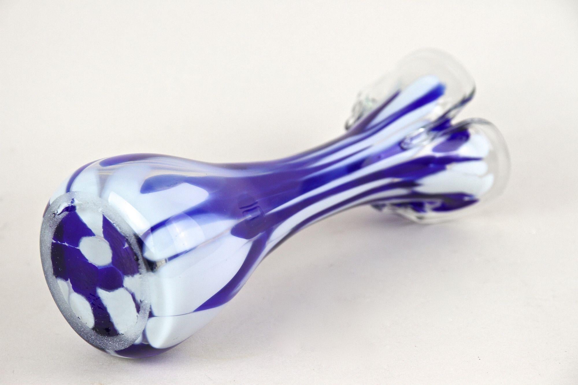 Vaso in vetro di Murano di metà secolo, blu scuro e bianco, Italia, 1970 ca. in vendita 5