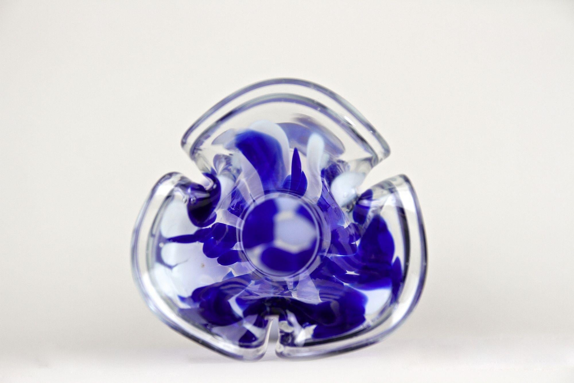 Vaso in vetro di Murano di metà secolo, blu scuro e bianco, Italia, 1970 ca. in vendita 6