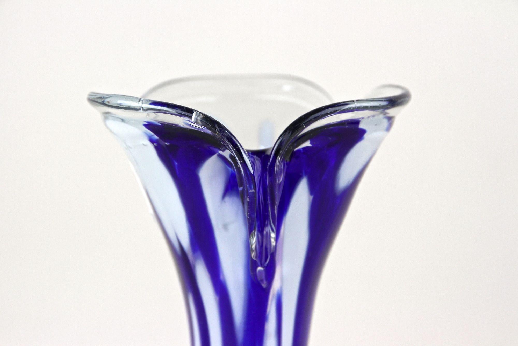 Mid-Century moderno Vaso in vetro di Murano di metà secolo, blu scuro e bianco, Italia, 1970 ca. in vendita
