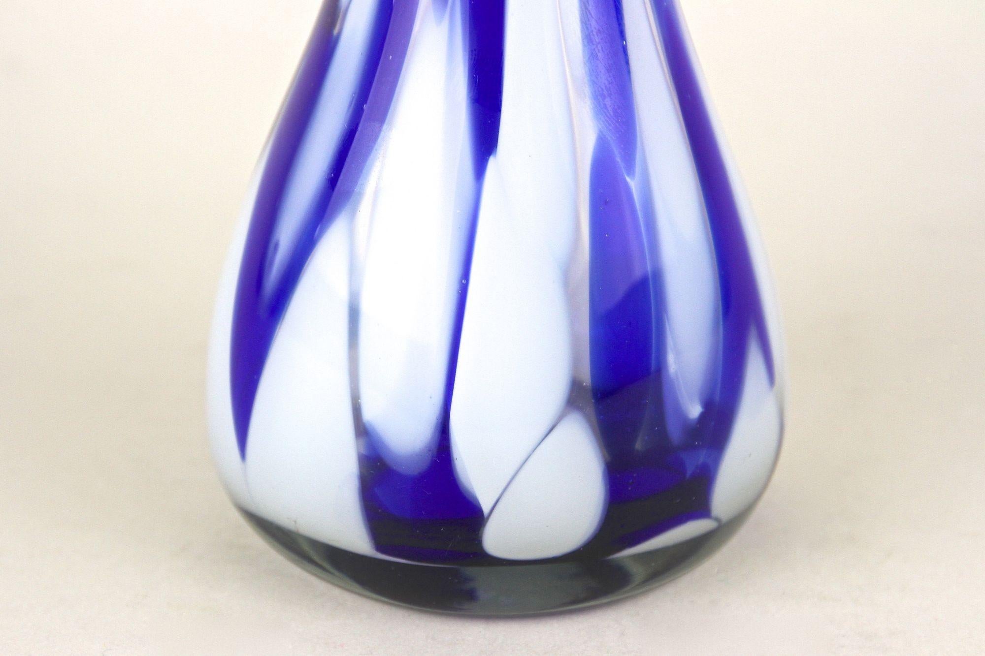 Italiano Vaso in vetro di Murano di metà secolo, blu scuro e bianco, Italia, 1970 ca. in vendita