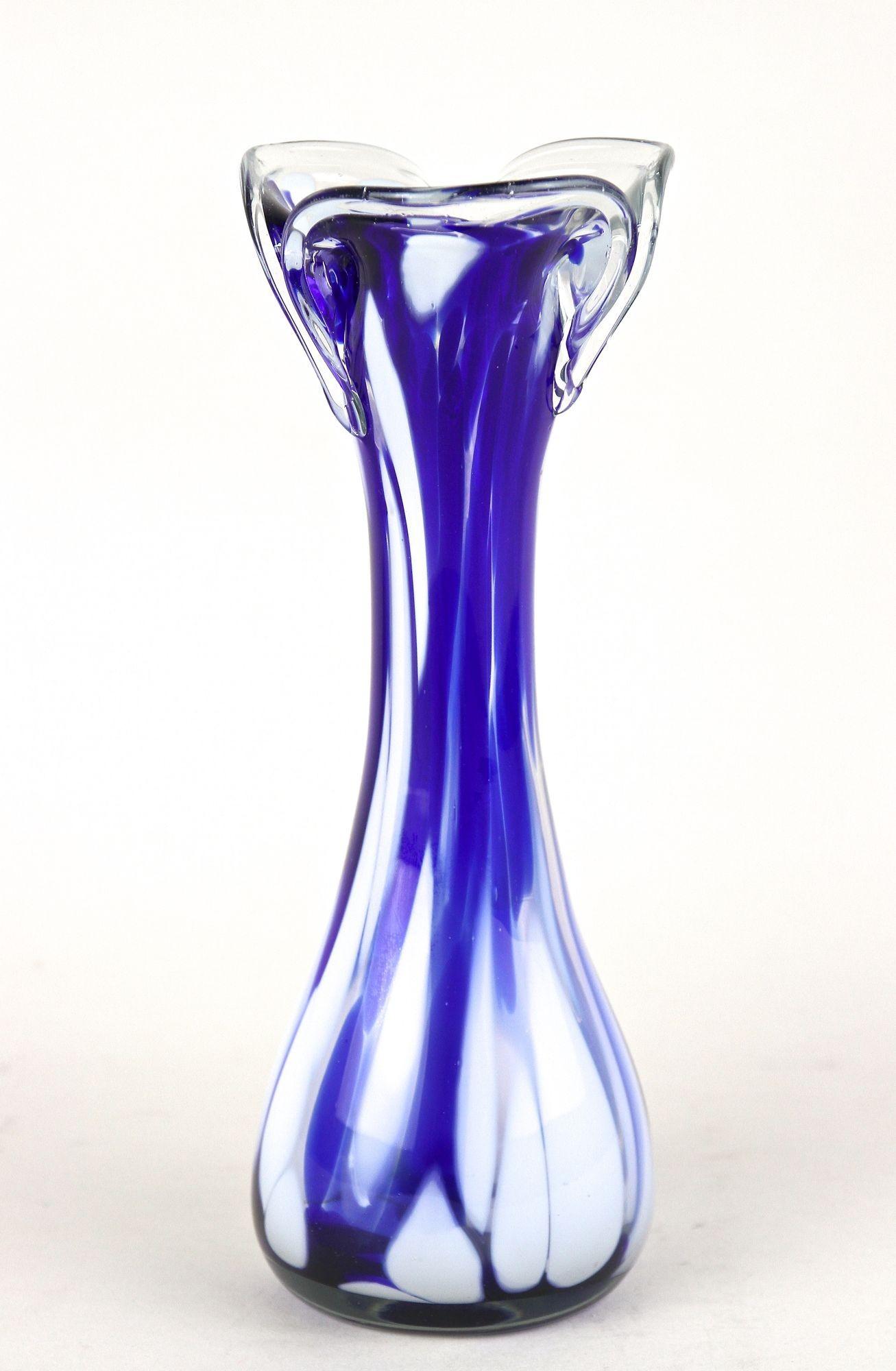 Fatto a mano Vaso in vetro di Murano di metà secolo, blu scuro e bianco, Italia, 1970 ca. in vendita