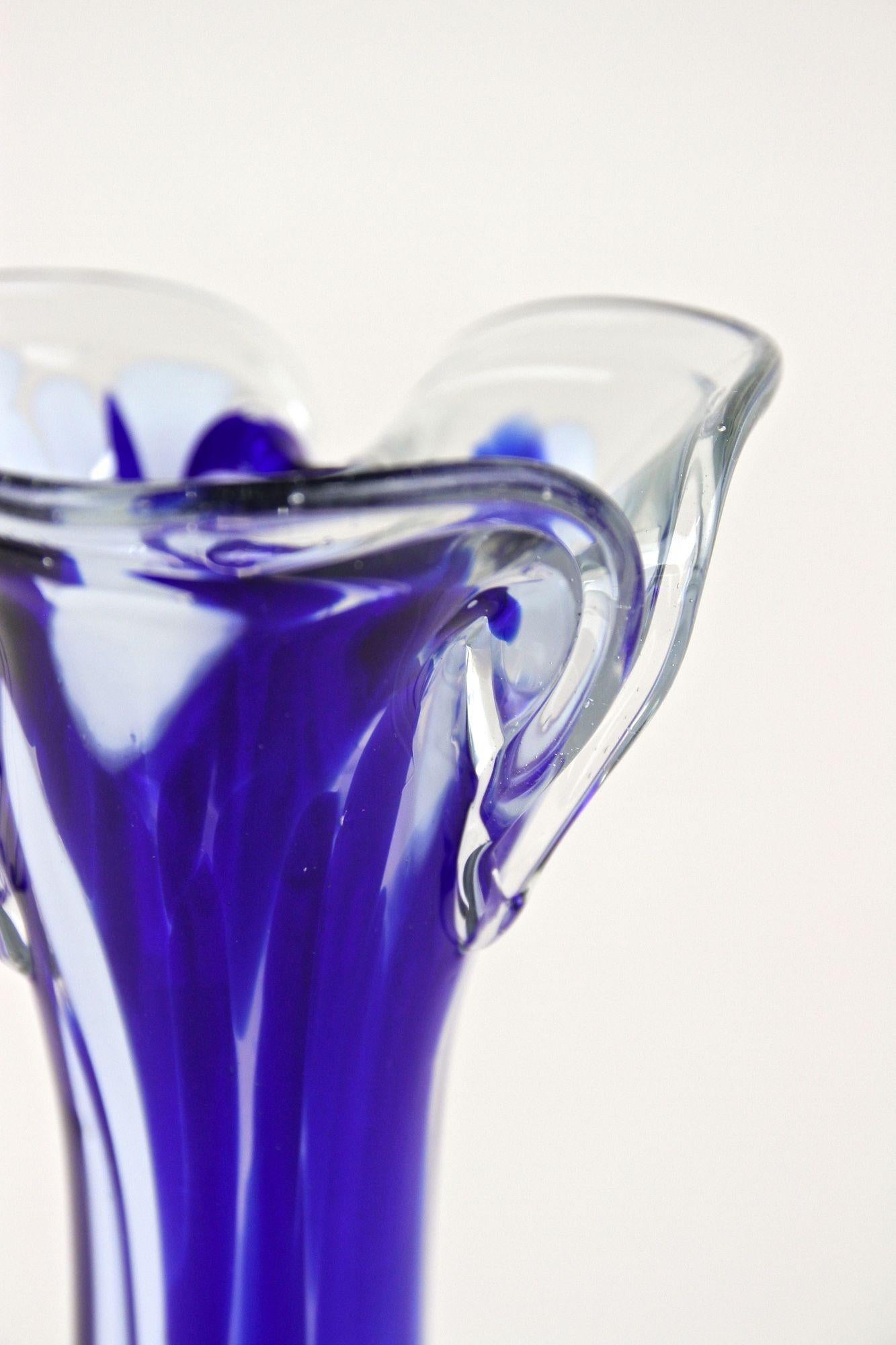 Vaso in vetro di Murano di metà secolo, blu scuro e bianco, Italia, 1970 ca. In condizioni buone in vendita a Lichtenberg, AT