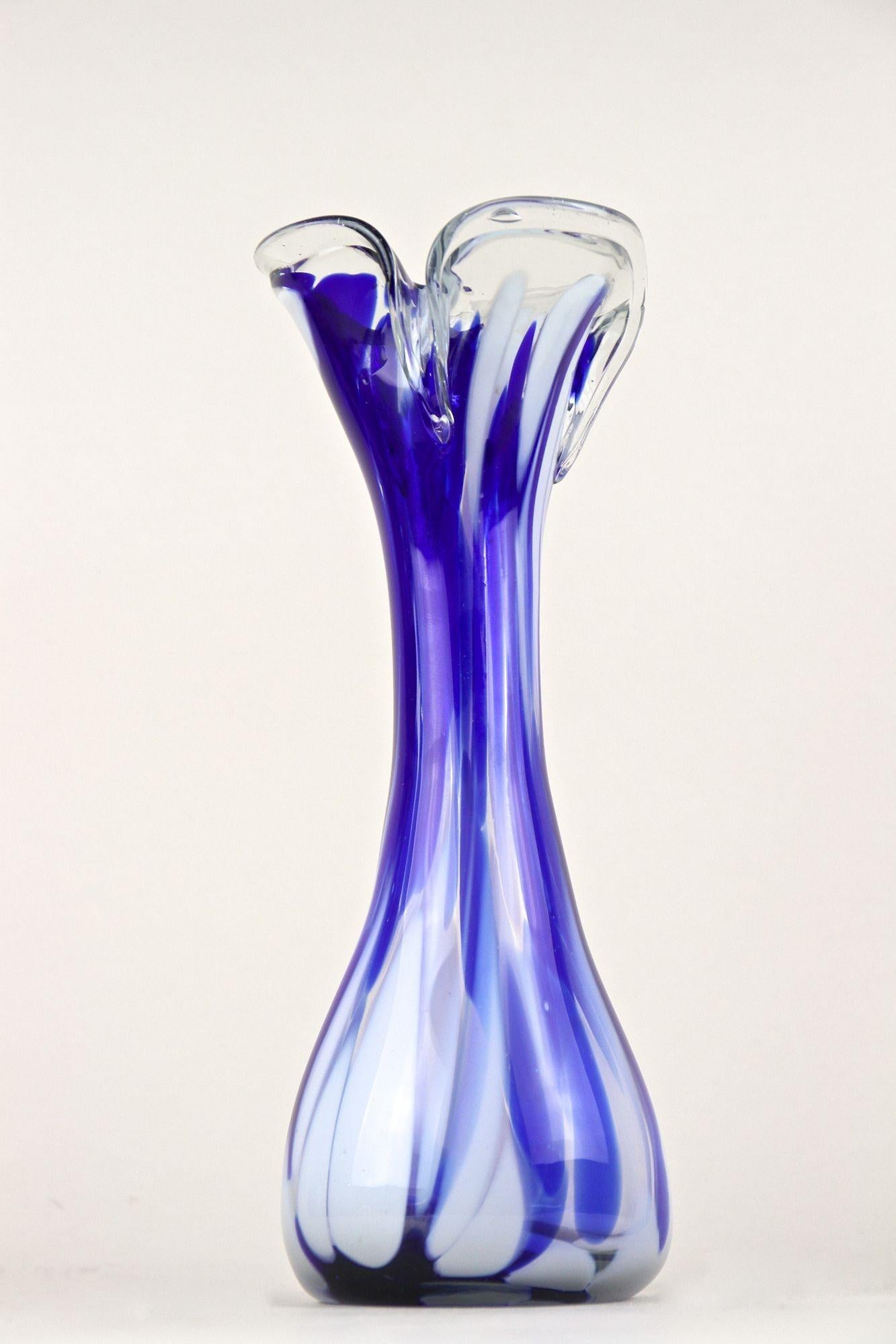 XX secolo Vaso in vetro di Murano di metà secolo, blu scuro e bianco, Italia, 1970 ca. in vendita