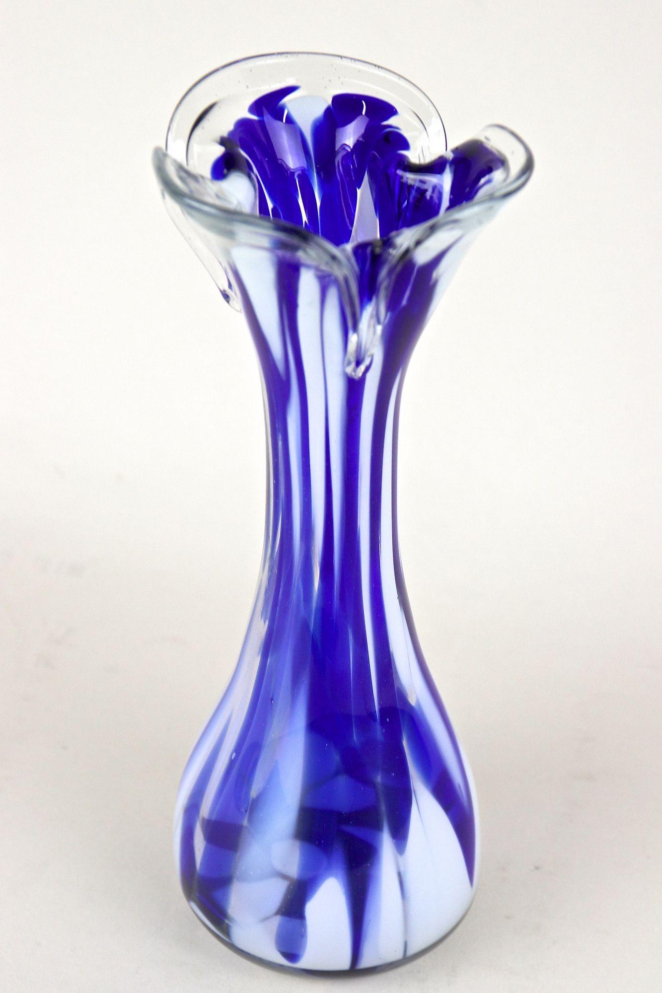 Vetro di Murano Vaso in vetro di Murano di metà secolo, blu scuro e bianco, Italia, 1970 ca. in vendita