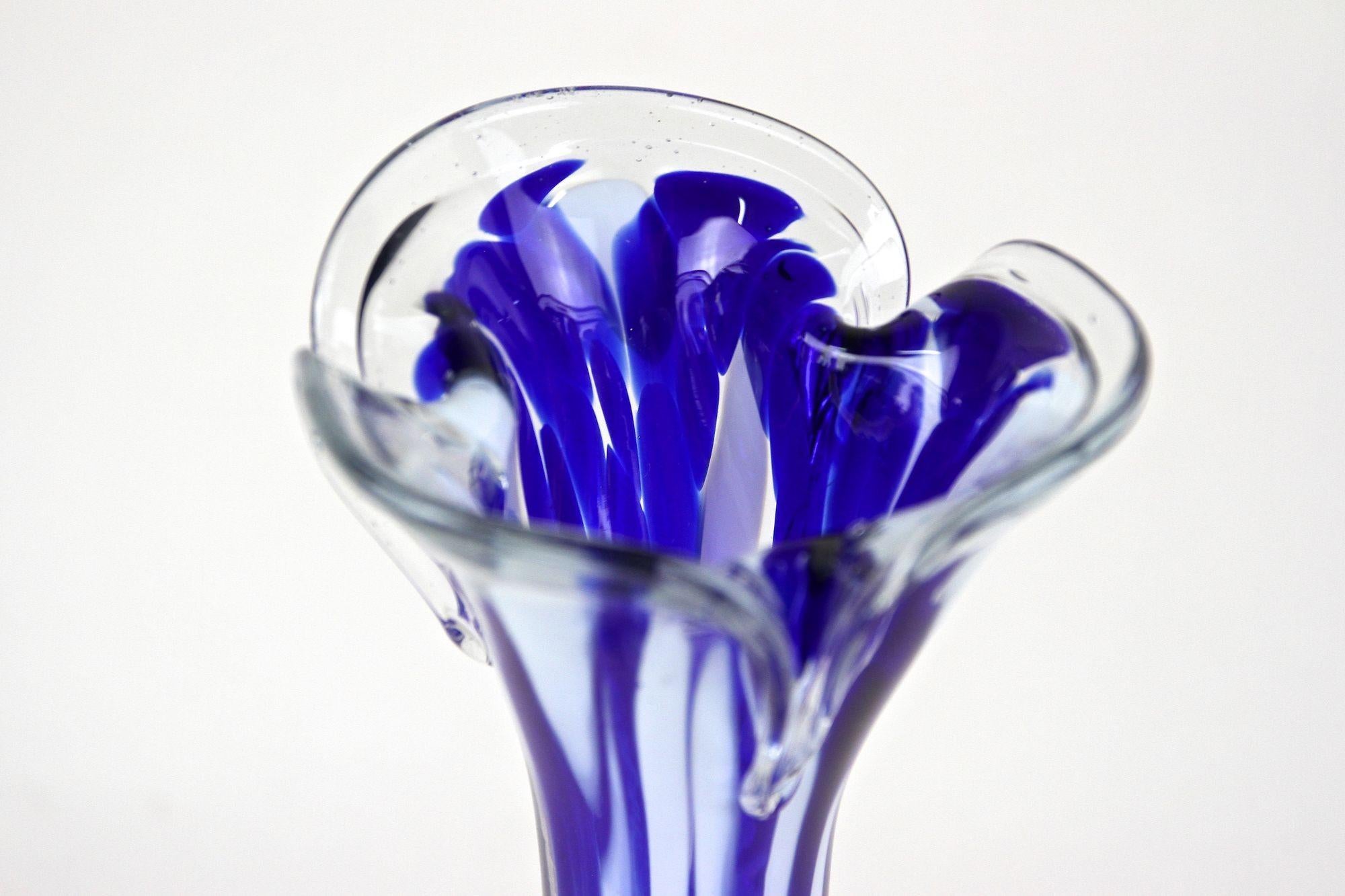 Vaso in vetro di Murano di metà secolo, blu scuro e bianco, Italia, 1970 ca. in vendita 1