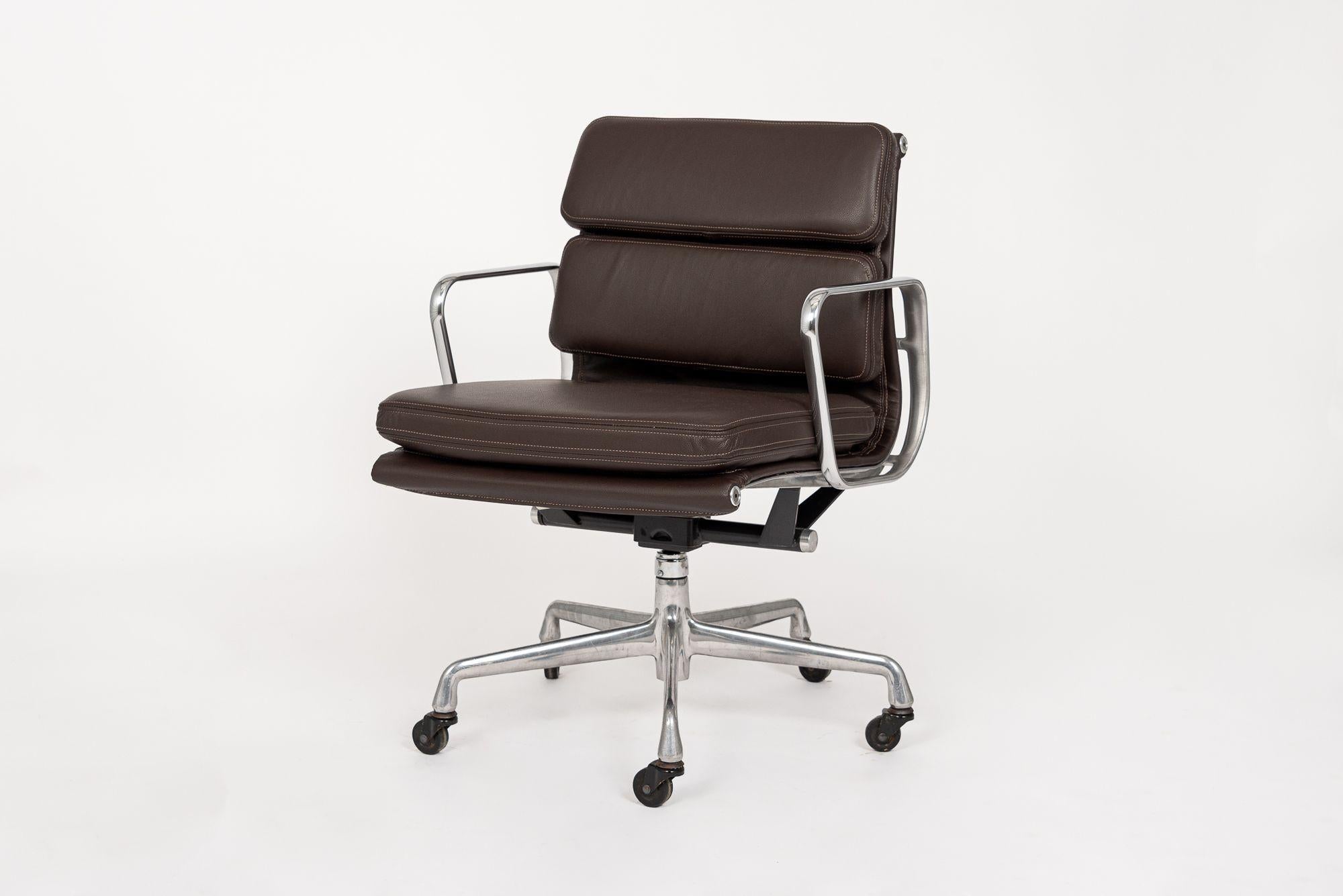 This original Eames for Herman Miller Soft Pad Management Height dark brown leather desk chair from the Aluminum Group Collection was manufactured in the 2000s. This iconic mid century modern office chair was first introduced in 1969 by Charles and