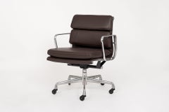 Chaise de bureau en cuir brun foncé Herman Miller Eames Soft Pad