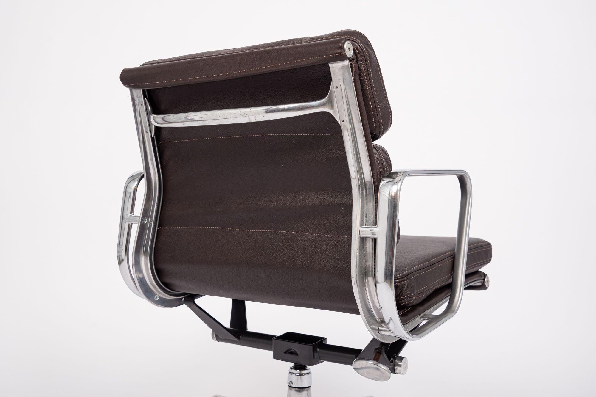 Chaise de bureau en cuir brun foncé du milieu du siècle dernier par Eames pour Herman Miller années 2000 3