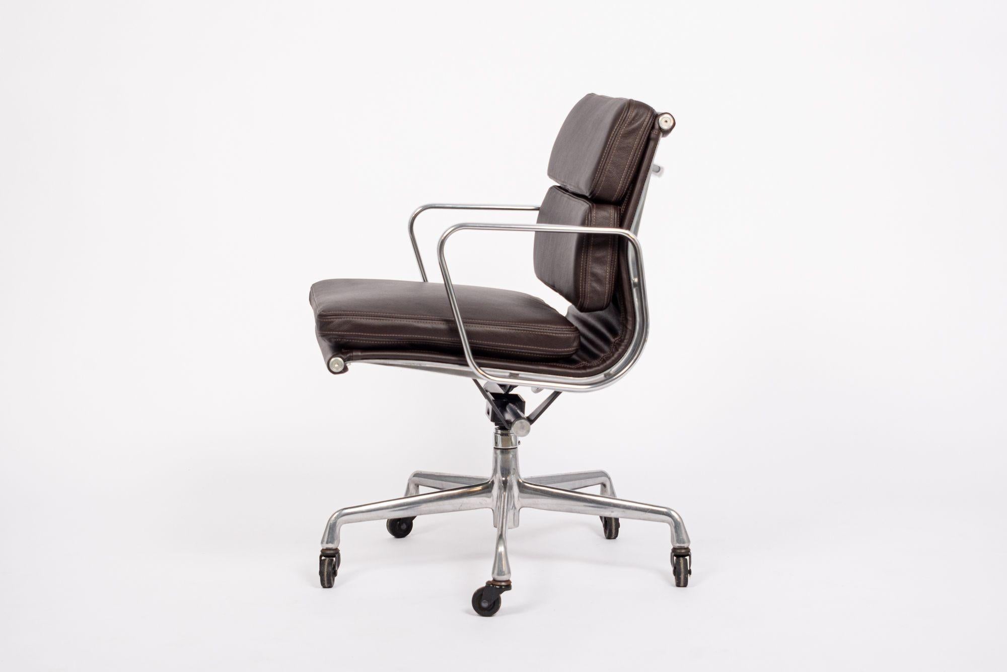 Chaise de bureau en cuir brun foncé du milieu du siècle dernier par Eames pour Herman Miller années 2000 4