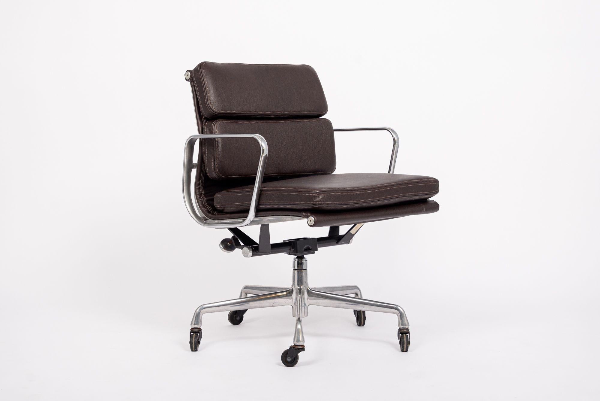 This authentic Eames for Herman Miller Soft Pad Management Height brown black leather office chair from the Aluminum Group Collection was manufactured in the 2000s. This classic mid century modern office chair was first introduced in 1969 by Charles