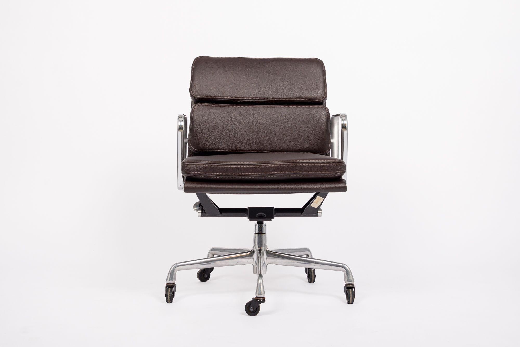 Mid-Century Modern Chaise de bureau en cuir brun foncé du milieu du siècle dernier par Eames pour Herman Miller années 2000