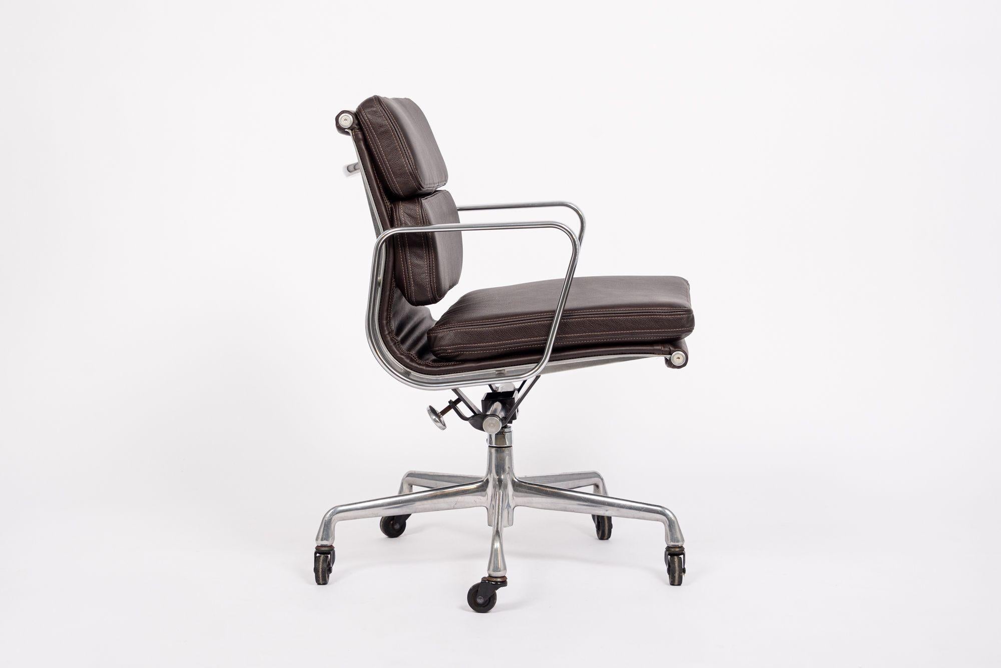 Américain Chaise de bureau en cuir brun foncé du milieu du siècle dernier par Eames pour Herman Miller années 2000
