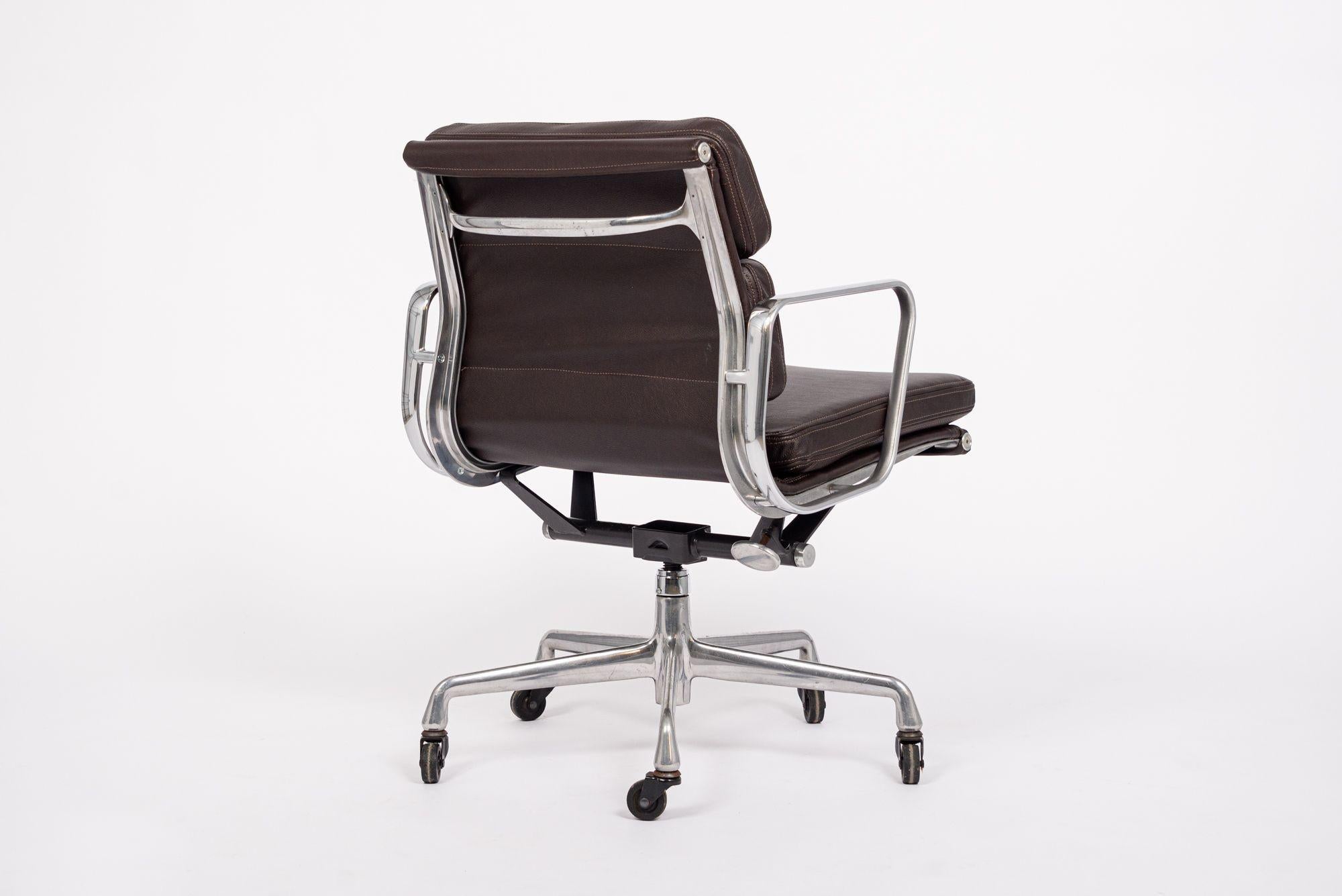 Chaise de bureau en cuir brun foncé du milieu du siècle dernier par Eames pour Herman Miller années 2000 Bon état à Detroit, MI
