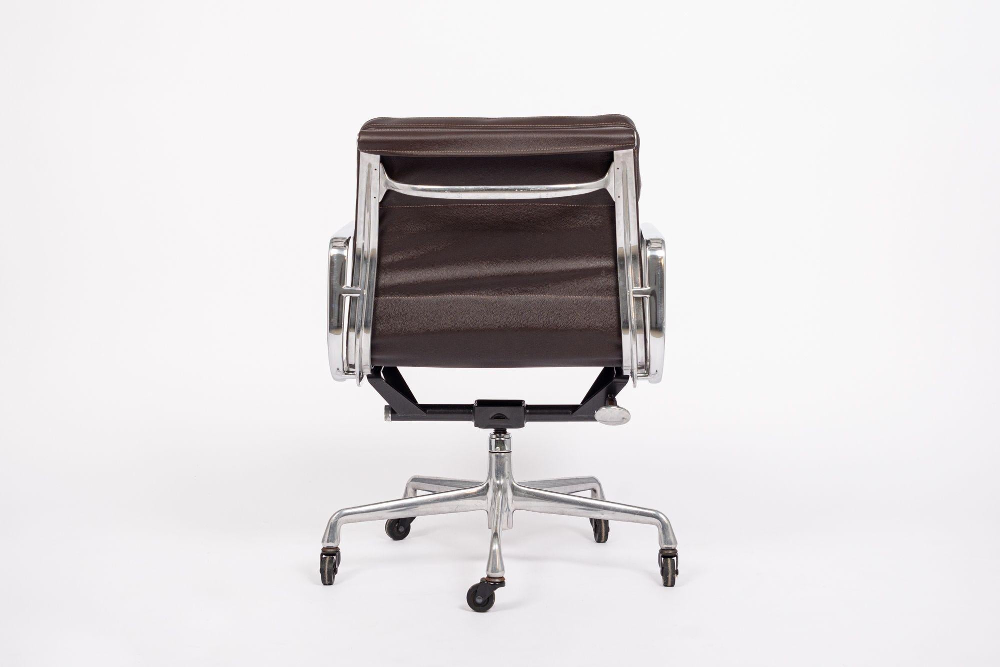 XXIe siècle et contemporain Chaise de bureau en cuir brun foncé du milieu du siècle dernier par Eames pour Herman Miller années 2000