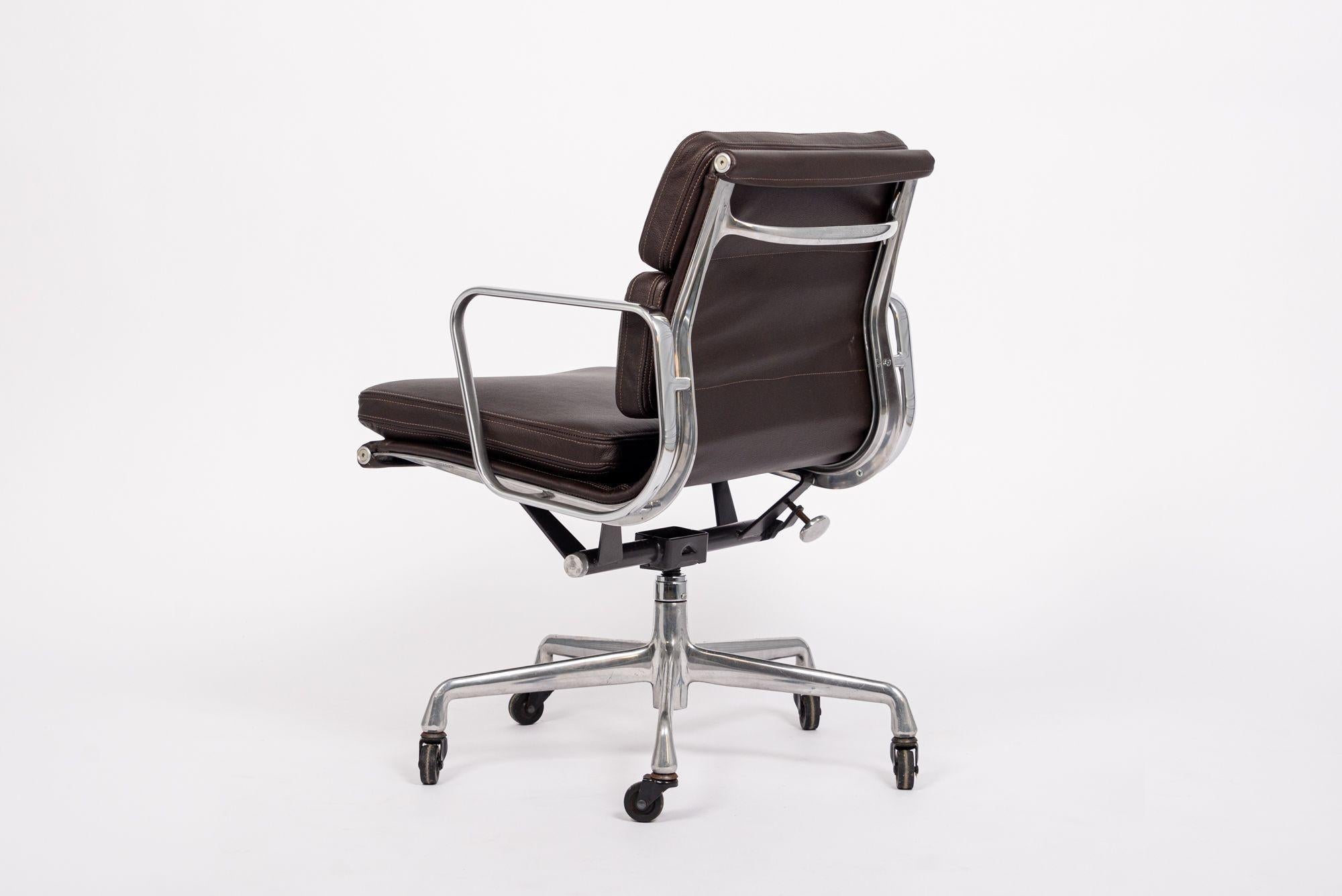 Aluminium Chaise de bureau en cuir brun foncé du milieu du siècle dernier par Eames pour Herman Miller années 2000