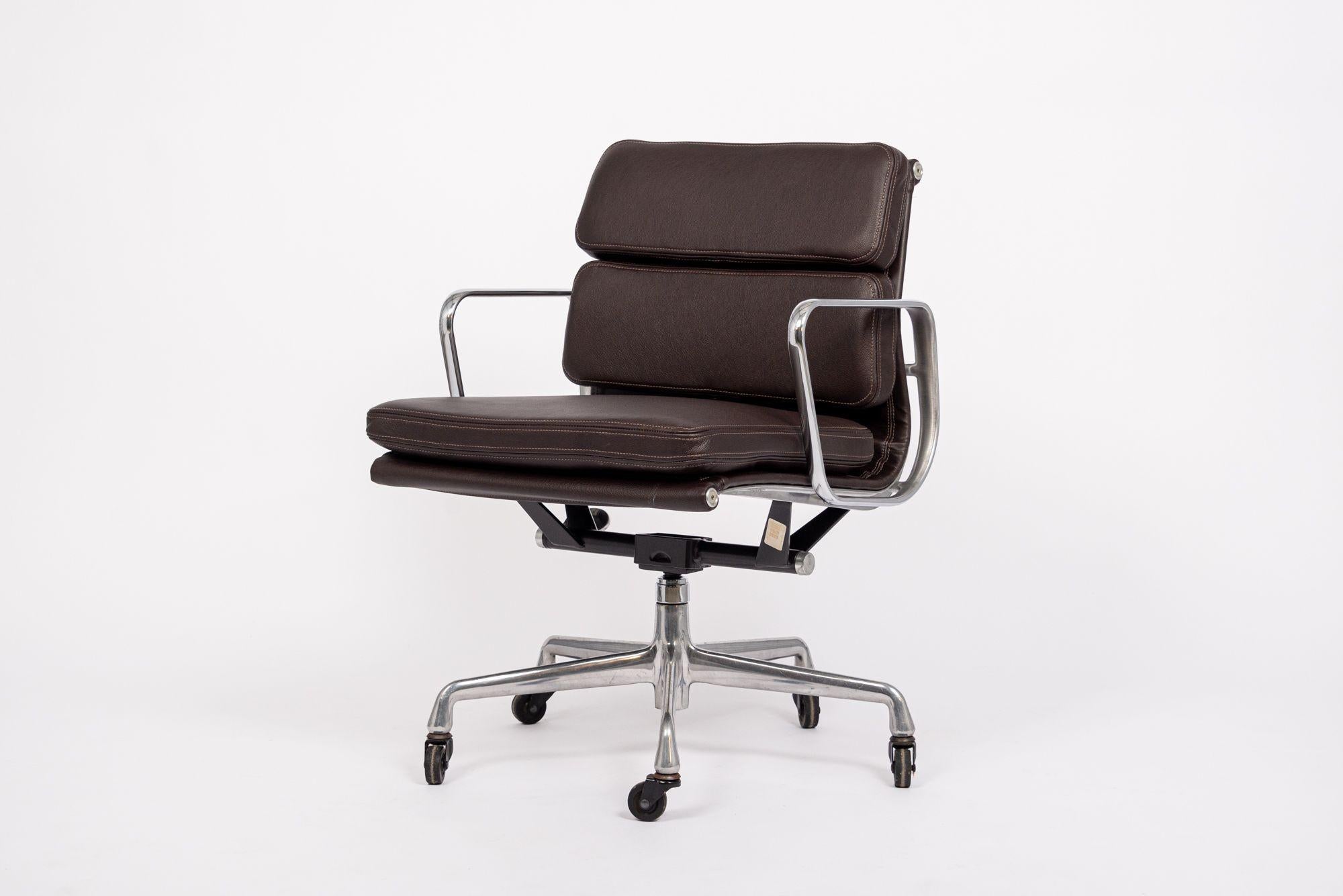 Chaise de bureau en cuir brun foncé du milieu du siècle dernier par Eames pour Herman Miller années 2000 1