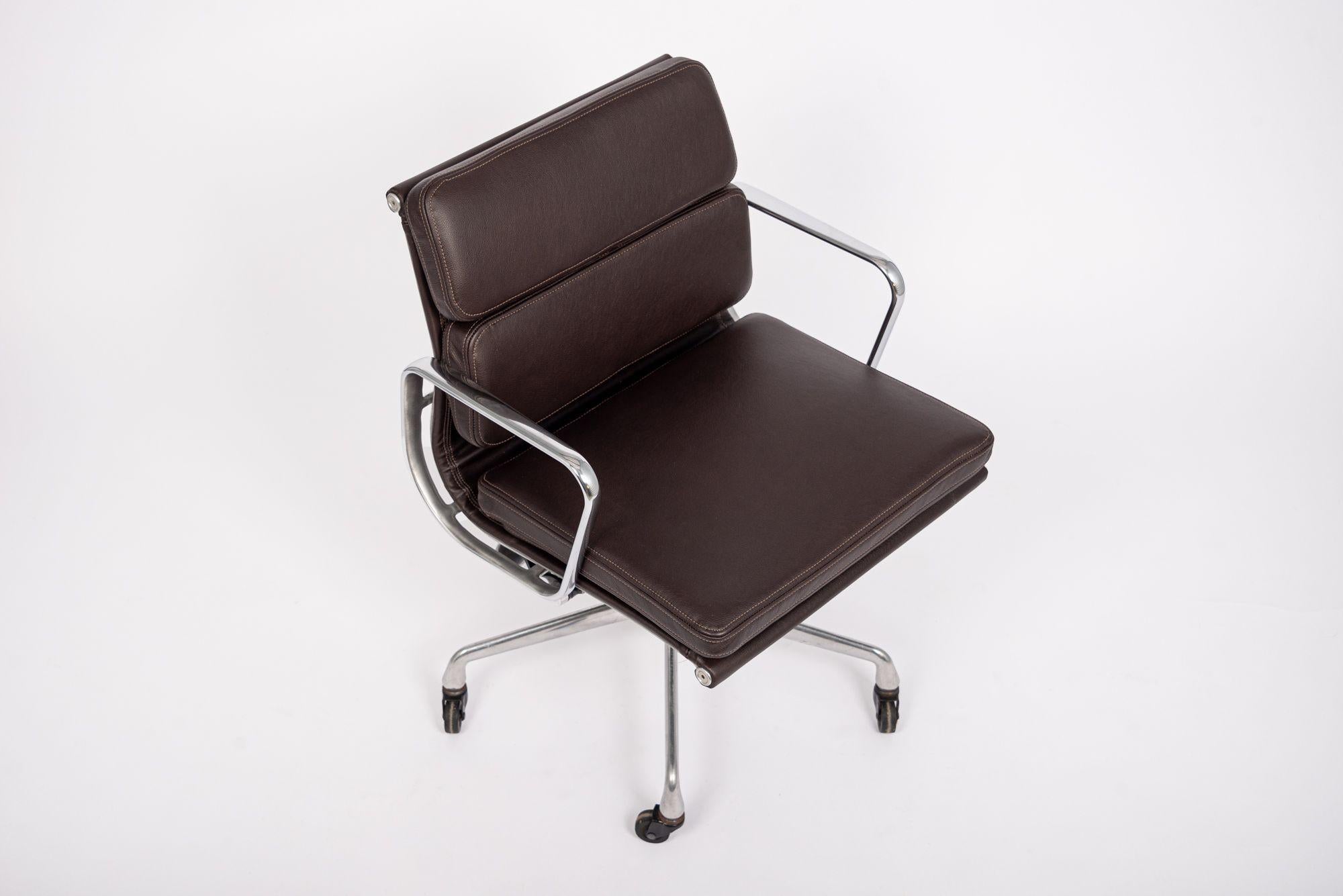 Chaise de bureau en cuir brun foncé du milieu du siècle dernier par Eames pour Herman Miller années 2000 2