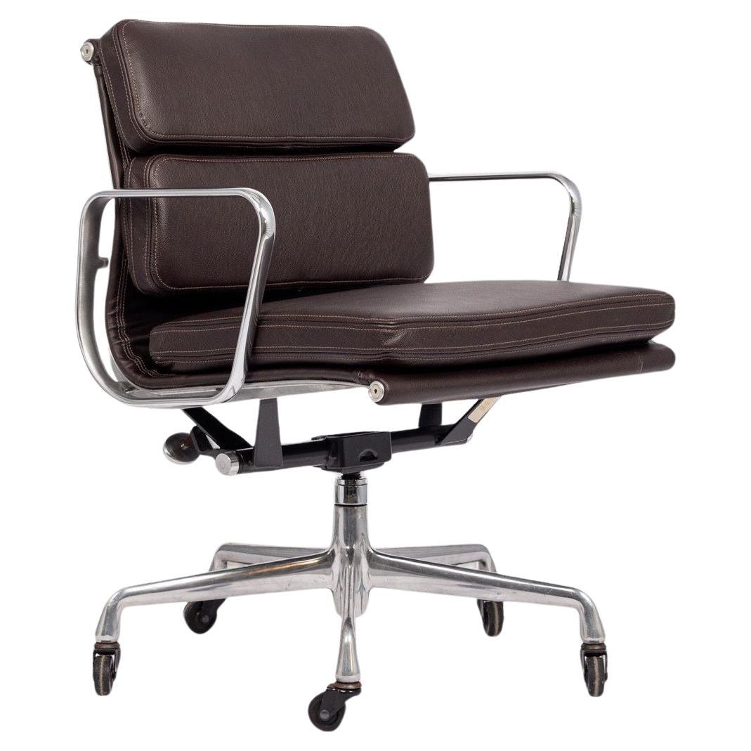 Chaise de bureau en cuir brun foncé du milieu du siècle dernier par Eames pour Herman Miller années 2000