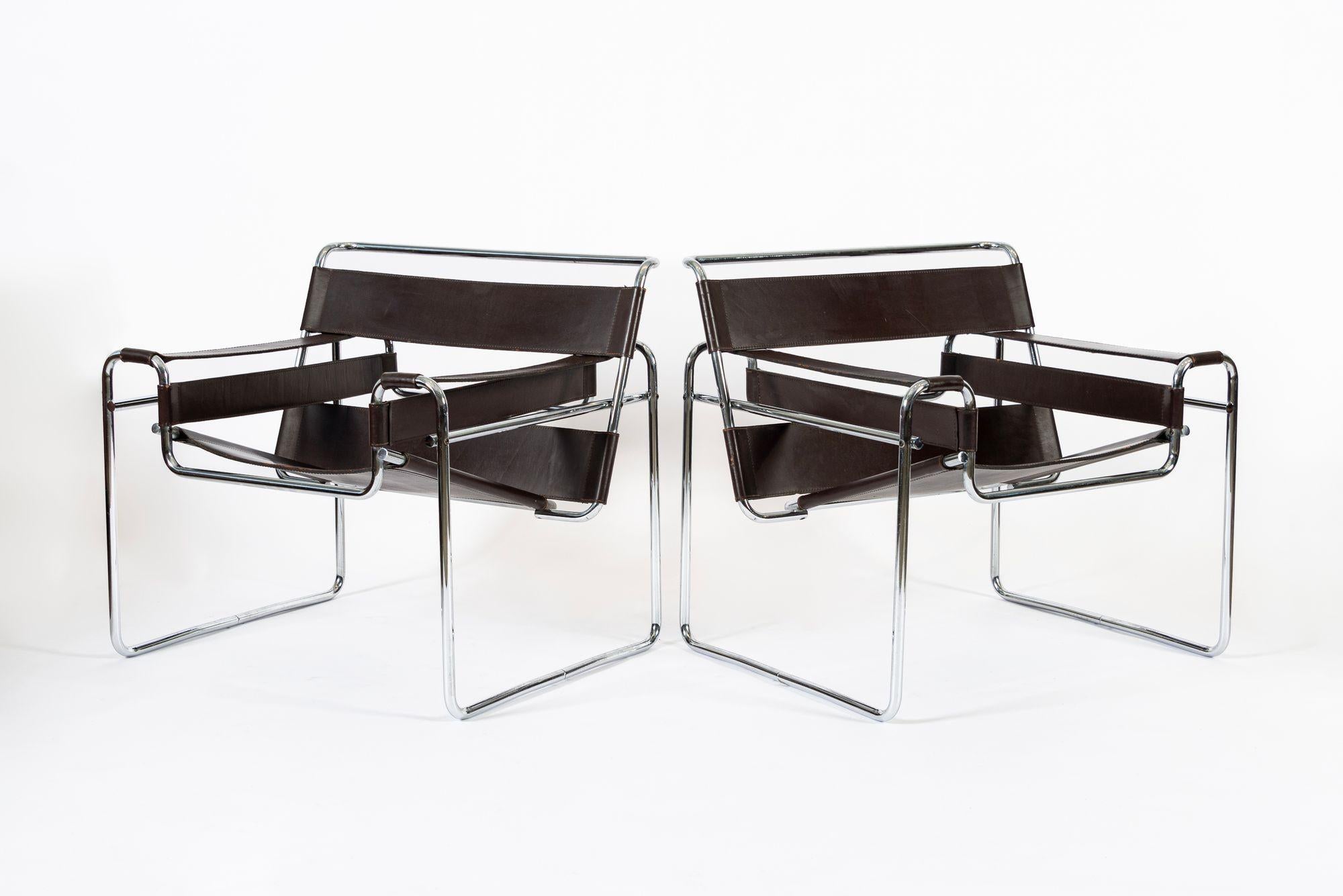 Ces fauteuils Wassily bruns, conçus par Marcel Breuer et fabriqués par Knoll, datent d'environ 1960. Cette paire est composée d'un magnifique cuir de vachette brun foncé sur un cadre classique en acier tubulaire chromé. La chaise Wassily, également