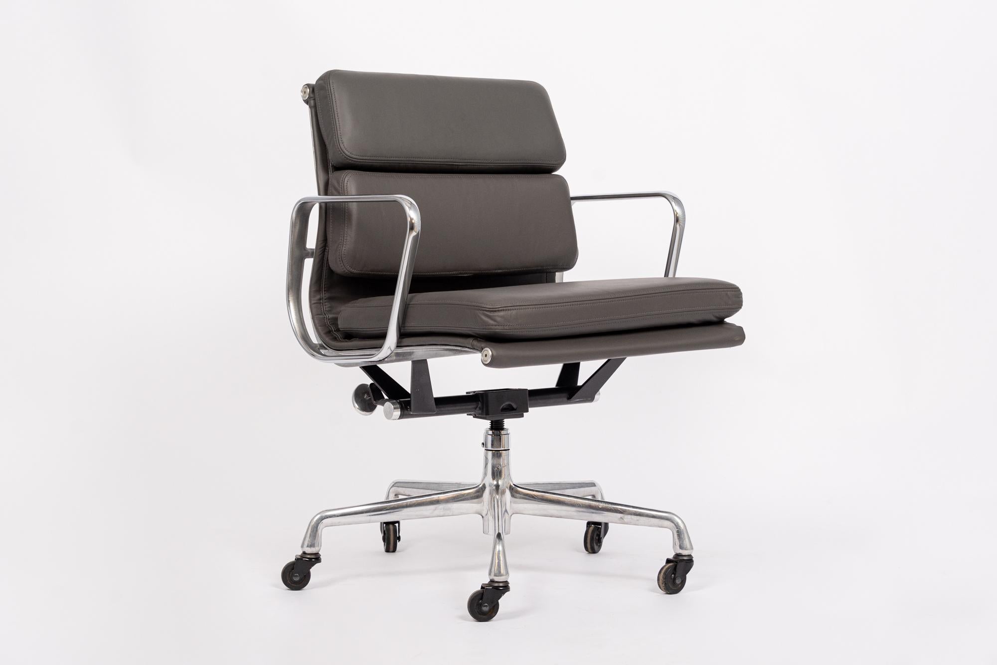 This authentic Eames for Herman Miller Soft Pad Management Height dark gray leather office chair from the Aluminum Group Collection was manufactured in the 2000s. This classic mid century modern office chair was first introduced in 1969 by Charles