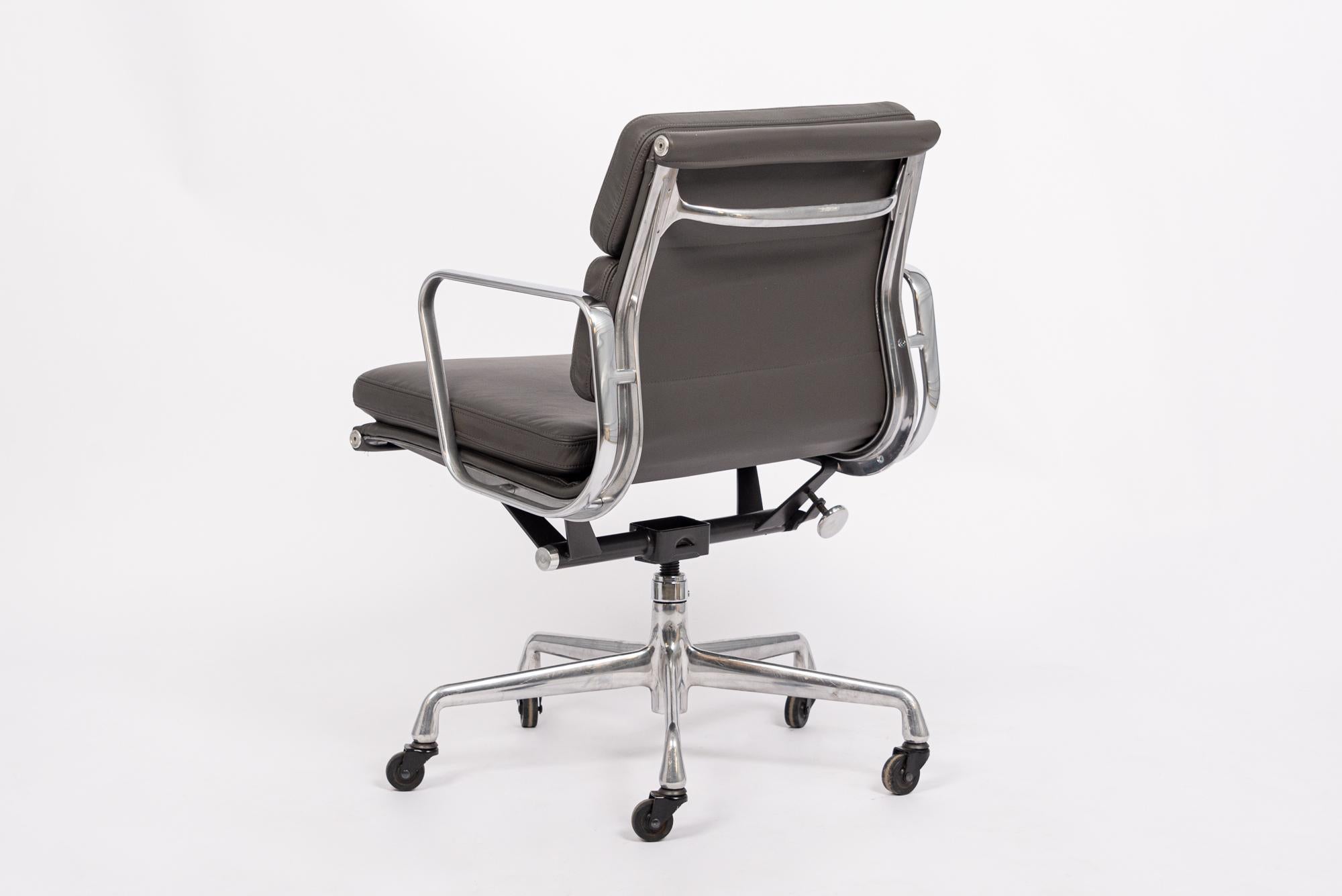 Mid Century Dark Gray Leather Office Chair by Eames for Herman Miller In Good Condition For Sale In Detroit, MI