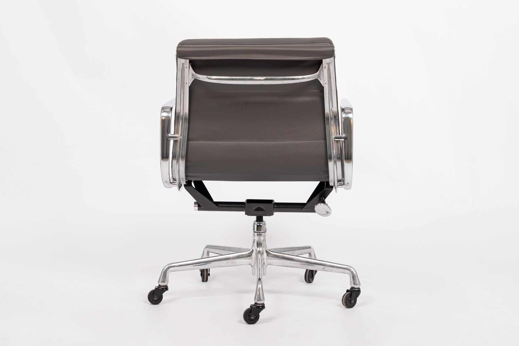 Dunkelgrauer Bürostuhl aus Leder von Eames für Herman Miller aus der Mitte des Jahrhunderts (Aluminium)