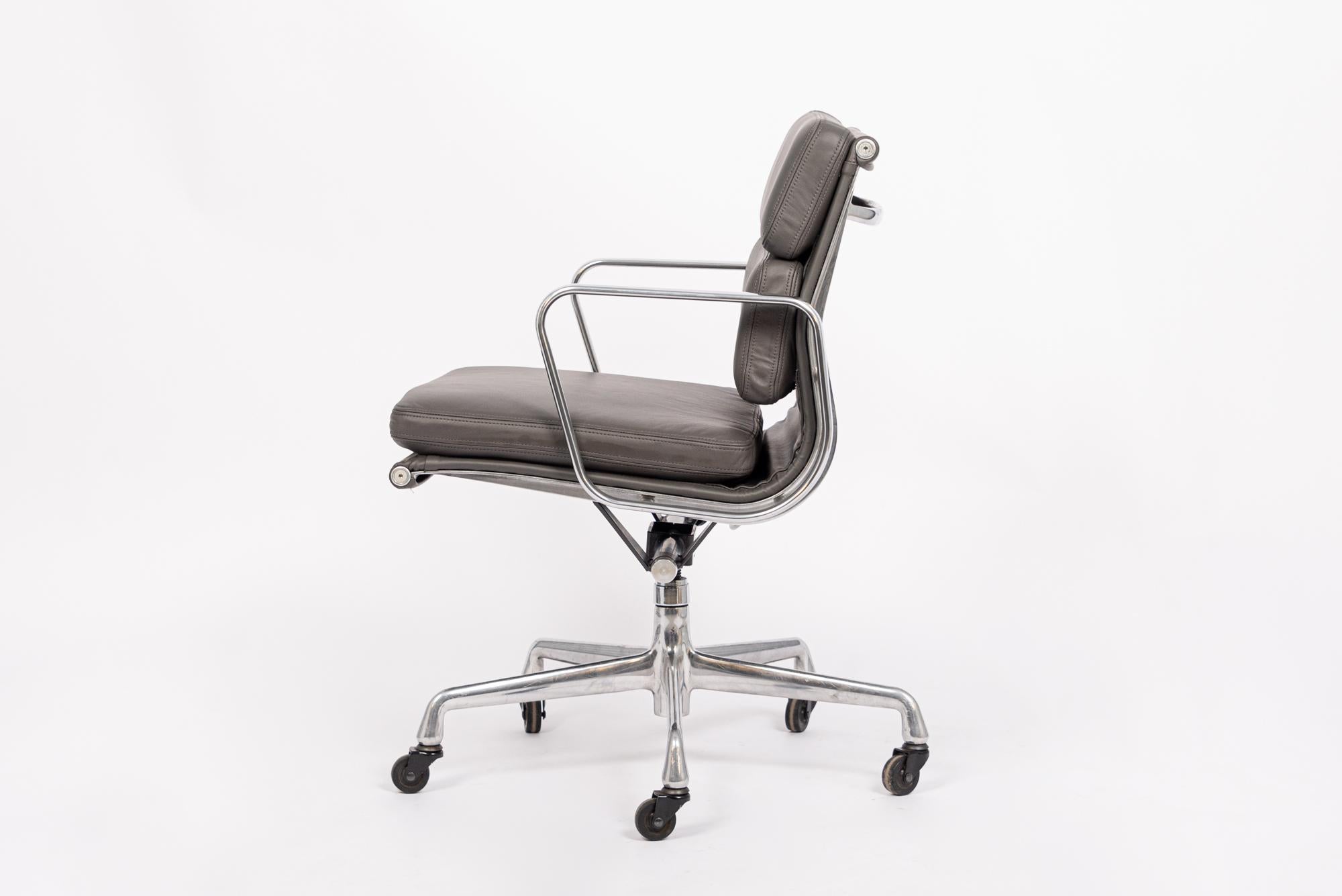 Mid Century Dark Gray Leather Office Chair by Eames for Herman Miller For Sale 1