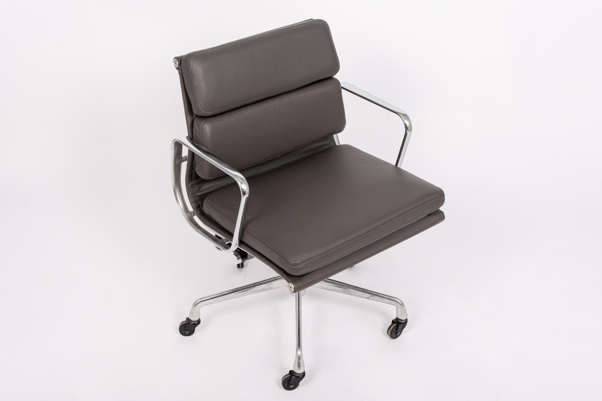 Mid Century Dark Gray Leather Office Chair by Eames for Herman Miller For Sale 2